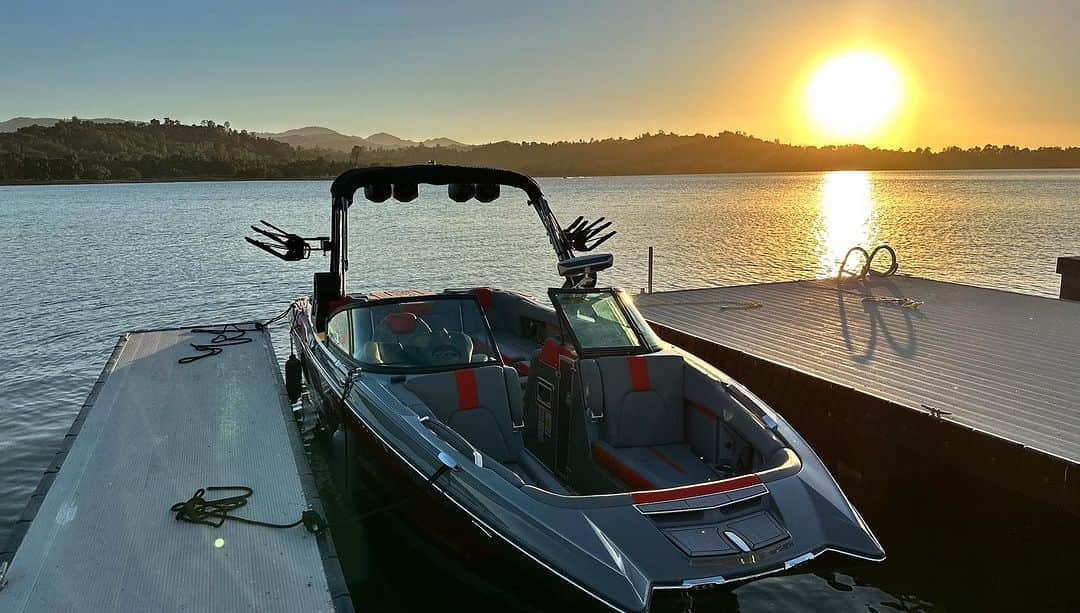 ケアリー・ハートさんのインスタグラム写真 - (ケアリー・ハートInstagram)「Think I deserve a @housebeer after this wake surfing stunt w/ Jamo 🤣🤣. Kid is 62 lbs!!!! Epic weekend w/ the kids and friends out at the lake. Glad I get to pass my love of boating on to my kids in our  @mcboatcompany 👍👍」7月10日 7時07分 - hartluck