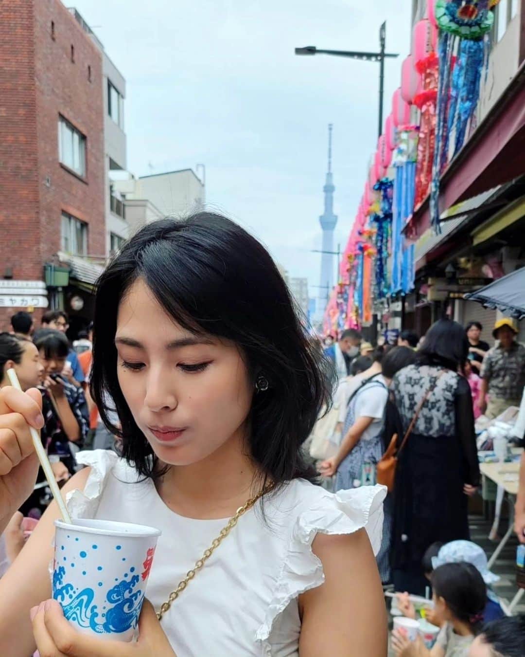 本仮屋リイナのインスタグラム：「気づいたら、7月も10日を過ぎましたね...早い。暑い...🫠🍧 ⁡⁡ とても私事ですが、⁡⁡暑くなってきたのに、ちゃんと水分補給できてなかったようで、実はぎっくり首になってしまいました🙃⁡⁡ ⁡⁡ ぎっくり首ってあるんですね🥹⁡ ⁡⁡10日も経つのに、まだ痛いです🥹⁡ ⁡ ⁡⁡みなさまも、どうぞご自愛くださいませ🥤⁡(説得力)⁡⁡ ⁡⁡ ⁡写真は、昨日訪れた合羽橋七夕祭り🎋⁡⁡ ⁡⁡ #首以外元気です」