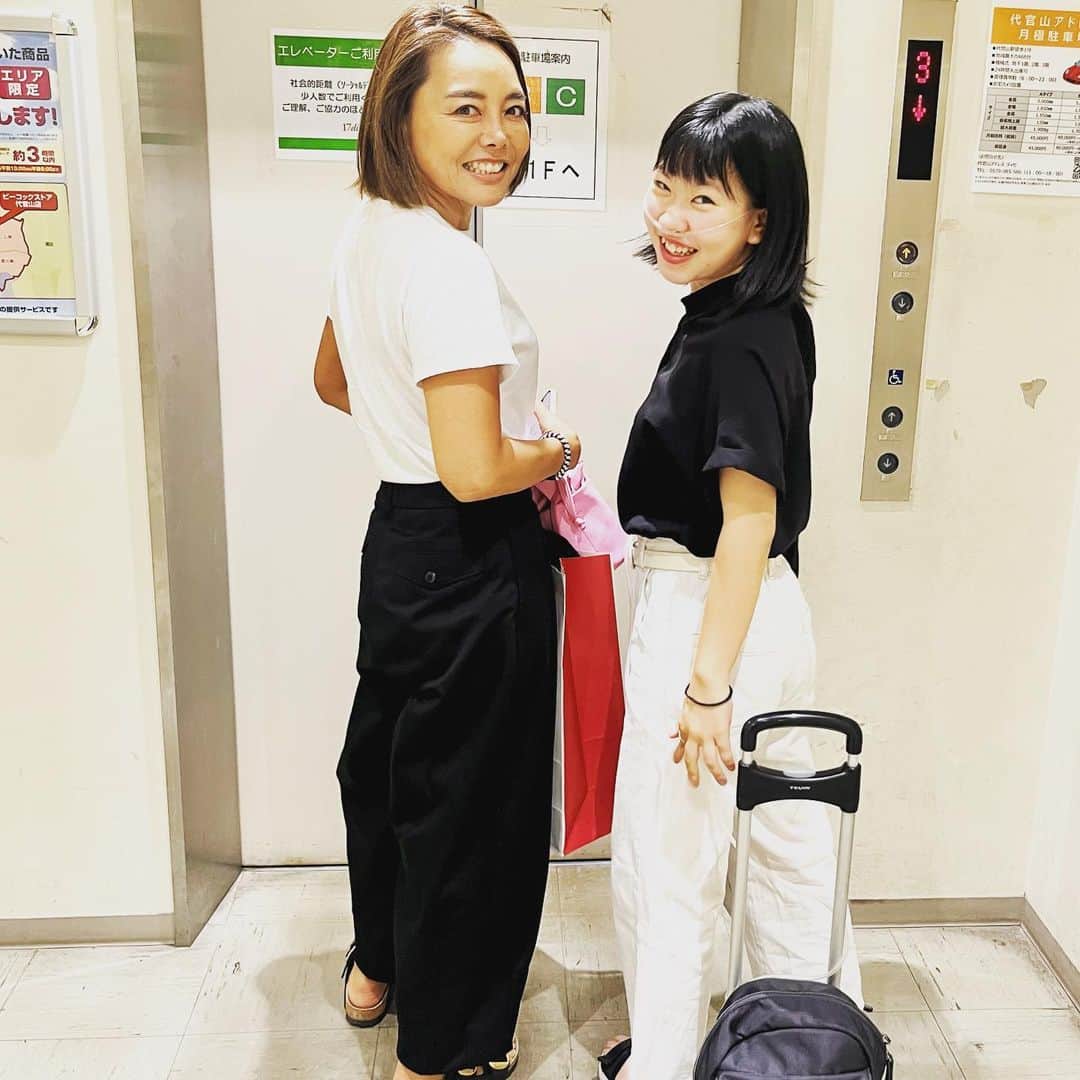 yukiさんのインスタグラム写真 - (yukiInstagram)「おはようございます。  🖤🤍🖤🤍  #母と娘の時間  #milkaとお茶  #まるでわたし  #たたずまいが激似」7月10日 7時16分 - milkayuki