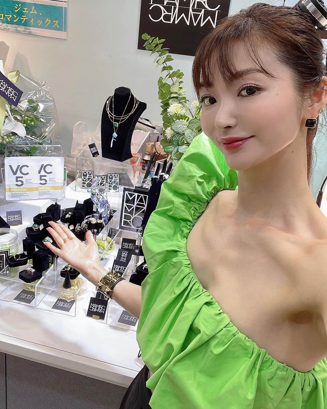 MAMIさんのインスタグラム写真 - (MAMIInstagram)「day3 @tokyo_jewelry_fes   last day OOTDはオニキスのpointuで。  初開催の一般のお客様向け 日本最大のジュエリーフェスで @mamirc_finejewelry  を無事にローンチできました。  実はブランド作ろうと 決めたのはたった2ヶ月半前 入院中に色々と考えて やっぱり人生好きなことを やれるだけやってみよー！ と思えたのは大きかった。 物作りが心から好き。  全力で支えてくれるメーカー の皆さんと、スタッフの方々。 応援してくれる親友たち。 宝飾会の皆様に感謝しかないです♡	恩返し頑張る〜  やると決めたその日に ブランドネームを決めて 頭の中にあったデザイン画を 描いて入稿して、ブランドロゴ作って 公式LINEつくって SNS整えて、ブランディングの整理整頓。  今回間に合わなかったものも もちろんあったけど、 想像を超えるスピードでこだわりまくった作品を作ってもらいました。 作品が揃ったのは実は前日の搬入作業の日。 徹夜で値付けしました💪  宝飾展で見かけた ジュエリーコーディネーターの 資格を取ったのはちょうど1年ちょっと前。  製作の工法や、 金種、石の組成、価値、ちゃんと 勉強したことが本当によかった と心から思ったのよね。  私にとってコロナの2.３年間は 勉強と実践と実現が猛スピード で叶った奇跡の日々かも。  MAMIRCのRとCは 娘たちRICO、COCOの頭文字 から。お母さんらしいこと 全然できてないぶっ飛びママですが、いつも応援してくれる家族に大感謝。  美容家としてPRさせて頂いてる @marvesala_jp  協賛のお申し出本当に ありがとうございます♡	 たくさんの方に美容の相談も いただき、うれしかったです。  秋の展示会にむけて 今日から新作のデザイン作成。  美容家workと相乗効果で 刺激を受けながらワクワクした 毎日を重ねられますように。  本当にありがとうございました😊  #ジュエリーデザイナー#ジュエリーコーディネーター#美容家#ジュエリー好きな人と繋がりたい #美容好きな人と繋がりたい #美肌レシピ #tjfs#MAMIRC#好きなことを仕事に #人生は夢だらけ #行動力だけはある#ポジティブおばけ」7月10日 7時16分 - mami_rcj