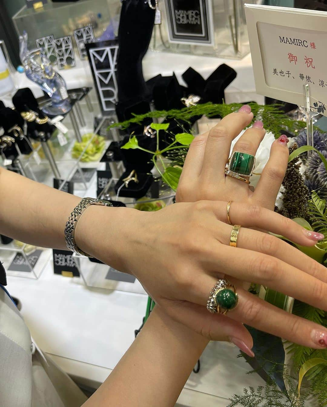 MAMIさんのインスタグラム写真 - (MAMIInstagram)「day3 @tokyo_jewelry_fes   last day OOTDはオニキスのpointuで。  初開催の一般のお客様向け 日本最大のジュエリーフェスで @mamirc_finejewelry  を無事にローンチできました。  実はブランド作ろうと 決めたのはたった2ヶ月半前 入院中に色々と考えて やっぱり人生好きなことを やれるだけやってみよー！ と思えたのは大きかった。 物作りが心から好き。  全力で支えてくれるメーカー の皆さんと、スタッフの方々。 応援してくれる親友たち。 宝飾会の皆様に感謝しかないです♡	恩返し頑張る〜  やると決めたその日に ブランドネームを決めて 頭の中にあったデザイン画を 描いて入稿して、ブランドロゴ作って 公式LINEつくって SNS整えて、ブランディングの整理整頓。  今回間に合わなかったものも もちろんあったけど、 想像を超えるスピードでこだわりまくった作品を作ってもらいました。 作品が揃ったのは実は前日の搬入作業の日。 徹夜で値付けしました💪  宝飾展で見かけた ジュエリーコーディネーターの 資格を取ったのはちょうど1年ちょっと前。  製作の工法や、 金種、石の組成、価値、ちゃんと 勉強したことが本当によかった と心から思ったのよね。  私にとってコロナの2.３年間は 勉強と実践と実現が猛スピード で叶った奇跡の日々かも。  MAMIRCのRとCは 娘たちRICO、COCOの頭文字 から。お母さんらしいこと 全然できてないぶっ飛びママですが、いつも応援してくれる家族に大感謝。  美容家としてPRさせて頂いてる @marvesala_jp  協賛のお申し出本当に ありがとうございます♡	 たくさんの方に美容の相談も いただき、うれしかったです。  秋の展示会にむけて 今日から新作のデザイン作成。  美容家workと相乗効果で 刺激を受けながらワクワクした 毎日を重ねられますように。  本当にありがとうございました😊  #ジュエリーデザイナー#ジュエリーコーディネーター#美容家#ジュエリー好きな人と繋がりたい #美容好きな人と繋がりたい #美肌レシピ #tjfs#MAMIRC#好きなことを仕事に #人生は夢だらけ #行動力だけはある#ポジティブおばけ」7月10日 7時16分 - mami_rcj