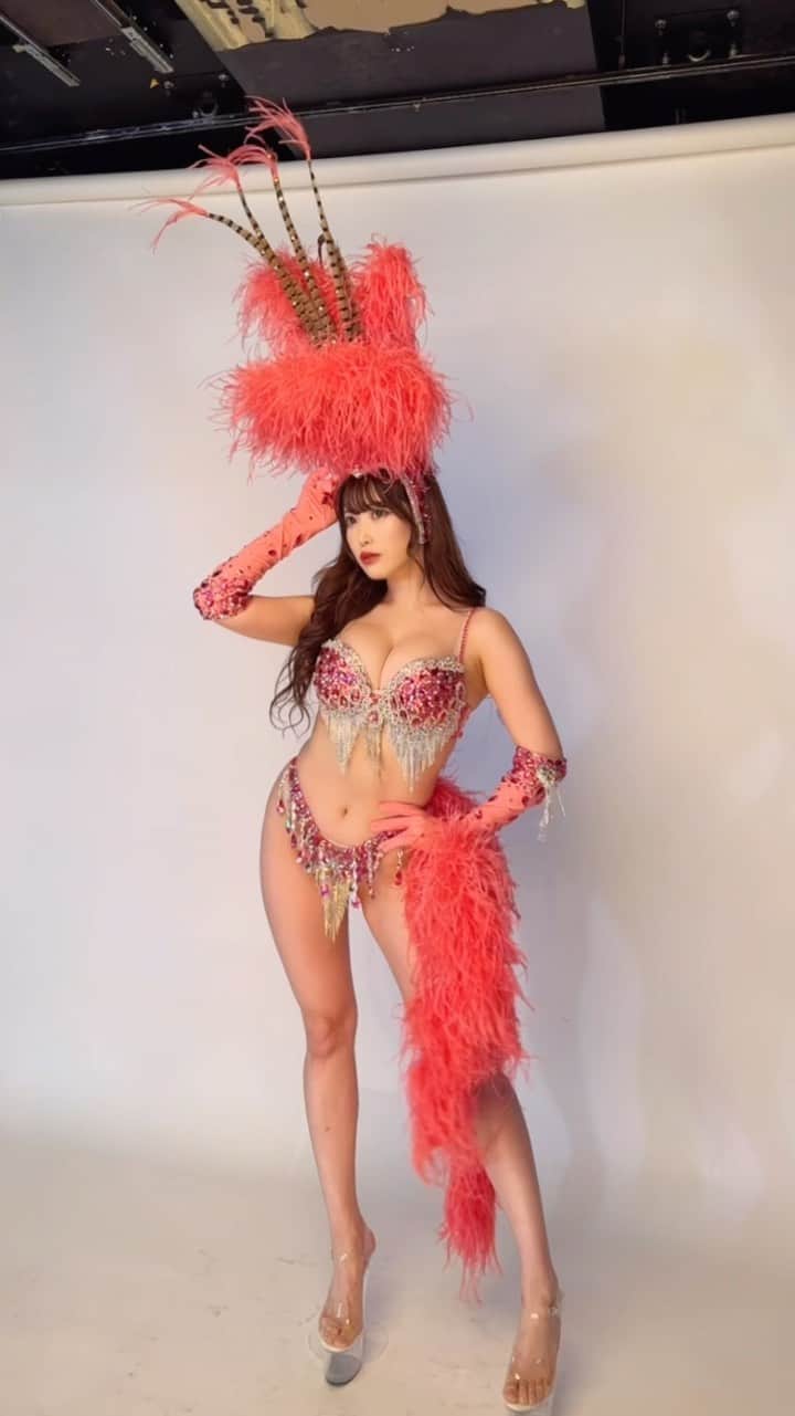 RENAのインスタグラム：「新しい宣材写真📸💗  #骨格ストレート 🦴笑 足首だけやたら細い私。笑 ・ #バーレスク東京　#burlesquetokyo #burlesque  #エンタメ活動を止めない #誰かの夢になって生きていく  #バーレスク東京のマシュマロ」