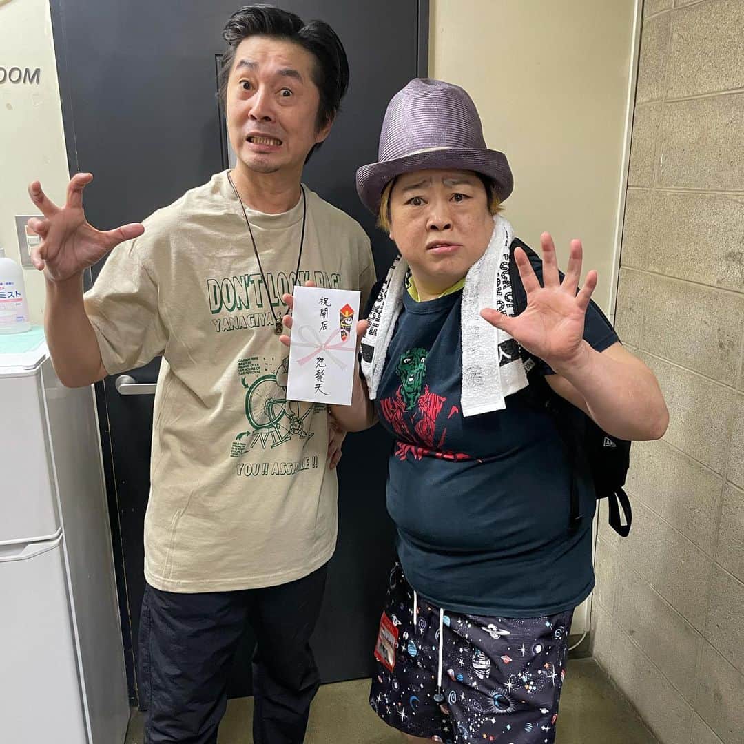 のインスタグラム：「ロッケンロールな二日間。 全力&汗だくで楽しみました♪ 年齢って関係ないなとつくづく感じたよ。 いくつになってもダセーやつはダセーし、カッコいい人はずっとカッコいい♪ 周りにカッコいいアニキがたくさんいてアタシ幸せ❤️ #怒髪天 #柳家睦とラットボーンズ  #worldbakaclassic2023決勝  #theapollos #ボンジュール小山田さん  #柳家睦さん との写真 #おひかえなすって のつもりが #何かちょーだい になっちゃった」