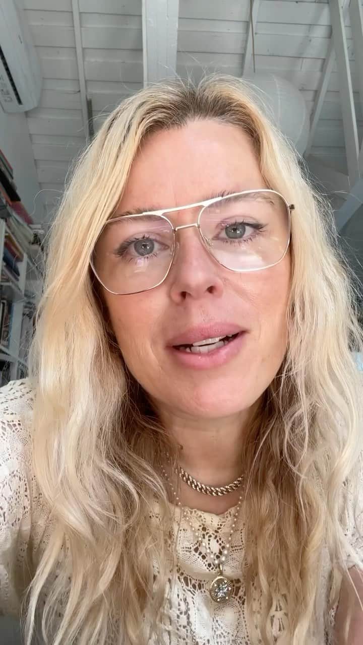 アマンダ・デ・カディネットのインスタグラム：「Friends I wanted to share some active self care I did for myself last week. I took an hour of my time and did the @prenuvo MRI full body scan. Prenuvo uses advanced MRI to perform a full body scan able to detect solid cancerous tumors at stage 1 and around 500 other conditions (including aneurysms, spine herniations, fatty liver disease).Having lived through my Dad’s terminal cancer I know that early detection is crucial. I’m waiting for my results, which I’m definitely feeling a little anxious about but I’m pleased I gave this to myself. If you are interested in doing this yourself here’s a link to a reduced cost.. I’ll update as I get my results . 🤞🏻 💕http://prenuvo.com/AMANDADECADENET」