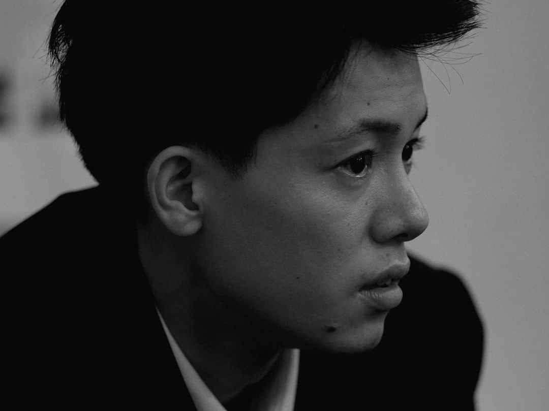 高畑裕太さんのインスタグラム写真 - (高畑裕太Instagram)「《『トラ』終幕》  ハイワイヤ新作公演 『トラ』 作・演出：高畑裕太  終幕致しました。  いつもはここで公演を振り返ってご挨拶など述べていますが、今回は本当に思い入れ深く、特別な公演だったため、noteの方に想いを綴らせて頂きました。  大分しっかり書いてます。 宜しければご一読下さい。  ⚫︎『トラ』終演に際してのご挨拶／あとがき https://note.com/yutatakahata/n/n135c3c2a66d2  主宰・作・演出を担当しました。 昔から劇団を持って、 物語を書いて、舞台を作り上げるのが夢でした。  演劇を始めて以来から、 ずっと抱き続けていたこの想いを果たせた事が何よりも嬉しく思います。  一昨年に旗揚げ公演の中止を決断して、もう諦めようと思った事もありました。しかし皆様のご助力のお陰で、こうして第一歩を踏み出せました。  本当に本当にありがとうございます。 『トラ』の再演も行えればと思いますが、今後も皆様の期待に応えられる様に、新作公演の企画を精力的に立てていきたいと思います。  俳優としての活動も勿論の事ですが、 このハイワイヤという団体においては、僕は主宰であり、作家であり、演出家です。 もっともっと豊かな作品を志せる様に、努力を諦めずに創作能力の向上に努めます。  大河くん、 大熊さん、 望子さん、 さほ、 れん、 ゆか、 佛淵くん、 村岡さん、 森さん、 金定さん、 横井くん、 カツオさん、 袴田さん、 國吉さん、 みずほ、 香田さん、 井戸さん、 藤井さん、 阿部ちゃん、 まきさん、 阿部さん、 みつこ、 そして茶谷。  他にも池内くんをはじめ、 多くの方に支えられて、 陽の目を浴びる事が出来た作品でした。  本当に、本当に、 感謝しても尽くせない想いがございます。 ありがとうございました。 今後とも@haiwaiya を宜しくお願い致します。  〜公演情報〜  ハイワイヤ新作公演 『トラ』 作・演出：高畑裕太  【日程】 2023年6月28日~7月2日 【会場】 下北沢シアター711  【出演】 大河日氣 大熊花名実 木村望子 武田紗保 田中廉（柿喰う客） 西村由花（青年団） 佛淵和哉 村岡哲至  【キャッチコピー】 今の私たちにつながる 遠い過去の記憶や体験  【staff】 作・演出：高畑裕太 舞台美術：袴田長武 舞台監督：澤井克幸 照明：國吉博文 音響プランナー：香田泉（零’s Record） 音響オペレーター：井戸みつき（劇団ネコ脱出） スチール、記録写真：阿部裕介（YARD） 記録映像：阿部拓歩（阿部写真館） 演出助手：森菜摘（演劇ユニット『あやとり』） 演出補佐：金定和沙 制作：横井佑輔（Play Plan） 制作助手・宣伝美術：茶谷果倫（ハイワイヤ） 制作助手：藤井みゆき 制作補佐：石井光子（ハイワイヤ） 楽曲製作：wahei 企画・製作：ハイワイヤ 協力：LOT STAFFS／jungle／柿喰う客／青年団／Victor Music Arts  #大河日氣 #大熊花名実 #木村望子 #武田紗保 #田中廉 #柿喰う客  #西村由花 #青年団 #佛淵和哉 #村岡哲至 #ハイワイヤ #トラ #シアター711 #下北沢 #演劇 #イジメ #家族 #記憶 #高畑裕太」7月10日 7時23分 - yutatakahata_work