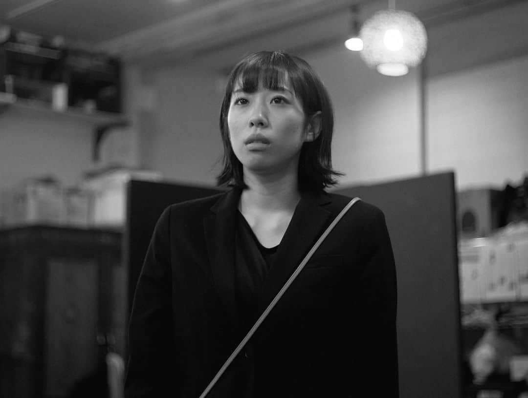 高畑裕太さんのインスタグラム写真 - (高畑裕太Instagram)「《『トラ』終幕》  ハイワイヤ新作公演 『トラ』 作・演出：高畑裕太  終幕致しました。  いつもはここで公演を振り返ってご挨拶など述べていますが、今回は本当に思い入れ深く、特別な公演だったため、noteの方に想いを綴らせて頂きました。  大分しっかり書いてます。 宜しければご一読下さい。  ⚫︎『トラ』終演に際してのご挨拶／あとがき https://note.com/yutatakahata/n/n135c3c2a66d2  主宰・作・演出を担当しました。 昔から劇団を持って、 物語を書いて、舞台を作り上げるのが夢でした。  演劇を始めて以来から、 ずっと抱き続けていたこの想いを果たせた事が何よりも嬉しく思います。  一昨年に旗揚げ公演の中止を決断して、もう諦めようと思った事もありました。しかし皆様のご助力のお陰で、こうして第一歩を踏み出せました。  本当に本当にありがとうございます。 『トラ』の再演も行えればと思いますが、今後も皆様の期待に応えられる様に、新作公演の企画を精力的に立てていきたいと思います。  俳優としての活動も勿論の事ですが、 このハイワイヤという団体においては、僕は主宰であり、作家であり、演出家です。 もっともっと豊かな作品を志せる様に、努力を諦めずに創作能力の向上に努めます。  大河くん、 大熊さん、 望子さん、 さほ、 れん、 ゆか、 佛淵くん、 村岡さん、 森さん、 金定さん、 横井くん、 カツオさん、 袴田さん、 國吉さん、 みずほ、 香田さん、 井戸さん、 藤井さん、 阿部ちゃん、 まきさん、 阿部さん、 みつこ、 そして茶谷。  他にも池内くんをはじめ、 多くの方に支えられて、 陽の目を浴びる事が出来た作品でした。  本当に、本当に、 感謝しても尽くせない想いがございます。 ありがとうございました。 今後とも@haiwaiya を宜しくお願い致します。  〜公演情報〜  ハイワイヤ新作公演 『トラ』 作・演出：高畑裕太  【日程】 2023年6月28日~7月2日 【会場】 下北沢シアター711  【出演】 大河日氣 大熊花名実 木村望子 武田紗保 田中廉（柿喰う客） 西村由花（青年団） 佛淵和哉 村岡哲至  【キャッチコピー】 今の私たちにつながる 遠い過去の記憶や体験  【staff】 作・演出：高畑裕太 舞台美術：袴田長武 舞台監督：澤井克幸 照明：國吉博文 音響プランナー：香田泉（零’s Record） 音響オペレーター：井戸みつき（劇団ネコ脱出） スチール、記録写真：阿部裕介（YARD） 記録映像：阿部拓歩（阿部写真館） 演出助手：森菜摘（演劇ユニット『あやとり』） 演出補佐：金定和沙 制作：横井佑輔（Play Plan） 制作助手・宣伝美術：茶谷果倫（ハイワイヤ） 制作助手：藤井みゆき 制作補佐：石井光子（ハイワイヤ） 楽曲製作：wahei 企画・製作：ハイワイヤ 協力：LOT STAFFS／jungle／柿喰う客／青年団／Victor Music Arts  #大河日氣 #大熊花名実 #木村望子 #武田紗保 #田中廉 #柿喰う客  #西村由花 #青年団 #佛淵和哉 #村岡哲至 #ハイワイヤ #トラ #シアター711 #下北沢 #演劇 #イジメ #家族 #記憶 #高畑裕太」7月10日 7時23分 - yutatakahata_work