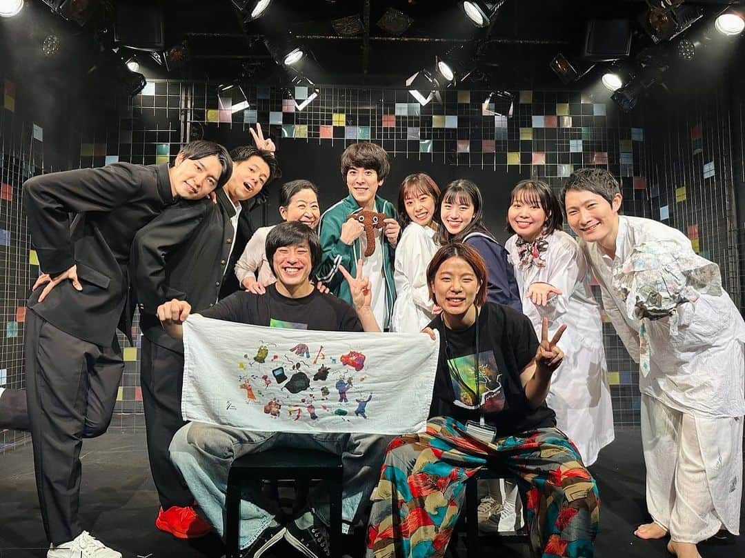 高畑裕太さんのインスタグラム写真 - (高畑裕太Instagram)「《『トラ』終幕》  ハイワイヤ新作公演 『トラ』 作・演出：高畑裕太  終幕致しました。  いつもはここで公演を振り返ってご挨拶など述べていますが、今回は本当に思い入れ深く、特別な公演だったため、noteの方に想いを綴らせて頂きました。  大分しっかり書いてます。 宜しければご一読下さい。  ⚫︎『トラ』終演に際してのご挨拶／あとがき https://note.com/yutatakahata/n/n135c3c2a66d2  主宰・作・演出を担当しました。 昔から劇団を持って、 物語を書いて、舞台を作り上げるのが夢でした。  演劇を始めて以来から、 ずっと抱き続けていたこの想いを果たせた事が何よりも嬉しく思います。  一昨年に旗揚げ公演の中止を決断して、もう諦めようと思った事もありました。しかし皆様のご助力のお陰で、こうして第一歩を踏み出せました。  本当に本当にありがとうございます。 『トラ』の再演も行えればと思いますが、今後も皆様の期待に応えられる様に、新作公演の企画を精力的に立てていきたいと思います。  俳優としての活動も勿論の事ですが、 このハイワイヤという団体においては、僕は主宰であり、作家であり、演出家です。 もっともっと豊かな作品を志せる様に、努力を諦めずに創作能力の向上に努めます。  大河くん、 大熊さん、 望子さん、 さほ、 れん、 ゆか、 佛淵くん、 村岡さん、 森さん、 金定さん、 横井くん、 カツオさん、 袴田さん、 國吉さん、 みずほ、 香田さん、 井戸さん、 藤井さん、 阿部ちゃん、 まきさん、 阿部さん、 みつこ、 そして茶谷。  他にも池内くんをはじめ、 多くの方に支えられて、 陽の目を浴びる事が出来た作品でした。  本当に、本当に、 感謝しても尽くせない想いがございます。 ありがとうございました。 今後とも@haiwaiya を宜しくお願い致します。  〜公演情報〜  ハイワイヤ新作公演 『トラ』 作・演出：高畑裕太  【日程】 2023年6月28日~7月2日 【会場】 下北沢シアター711  【出演】 大河日氣 大熊花名実 木村望子 武田紗保 田中廉（柿喰う客） 西村由花（青年団） 佛淵和哉 村岡哲至  【キャッチコピー】 今の私たちにつながる 遠い過去の記憶や体験  【staff】 作・演出：高畑裕太 舞台美術：袴田長武 舞台監督：澤井克幸 照明：國吉博文 音響プランナー：香田泉（零’s Record） 音響オペレーター：井戸みつき（劇団ネコ脱出） スチール、記録写真：阿部裕介（YARD） 記録映像：阿部拓歩（阿部写真館） 演出助手：森菜摘（演劇ユニット『あやとり』） 演出補佐：金定和沙 制作：横井佑輔（Play Plan） 制作助手・宣伝美術：茶谷果倫（ハイワイヤ） 制作助手：藤井みゆき 制作補佐：石井光子（ハイワイヤ） 楽曲製作：wahei 企画・製作：ハイワイヤ 協力：LOT STAFFS／jungle／柿喰う客／青年団／Victor Music Arts  #大河日氣 #大熊花名実 #木村望子 #武田紗保 #田中廉 #柿喰う客  #西村由花 #青年団 #佛淵和哉 #村岡哲至 #ハイワイヤ #トラ #シアター711 #下北沢 #演劇 #イジメ #家族 #記憶 #高畑裕太」7月10日 7時23分 - yutatakahata_work