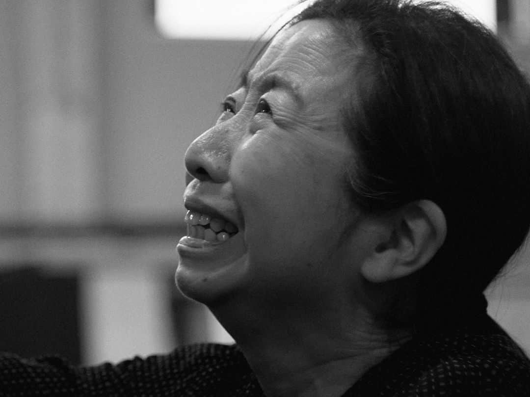 高畑裕太さんのインスタグラム写真 - (高畑裕太Instagram)「《『トラ』終幕》  ハイワイヤ新作公演 『トラ』 作・演出：高畑裕太  終幕致しました。  いつもはここで公演を振り返ってご挨拶など述べていますが、今回は本当に思い入れ深く、特別な公演だったため、noteの方に想いを綴らせて頂きました。  大分しっかり書いてます。 宜しければご一読下さい。  ⚫︎『トラ』終演に際してのご挨拶／あとがき https://note.com/yutatakahata/n/n135c3c2a66d2  主宰・作・演出を担当しました。 昔から劇団を持って、 物語を書いて、舞台を作り上げるのが夢でした。  演劇を始めて以来から、 ずっと抱き続けていたこの想いを果たせた事が何よりも嬉しく思います。  一昨年に旗揚げ公演の中止を決断して、もう諦めようと思った事もありました。しかし皆様のご助力のお陰で、こうして第一歩を踏み出せました。  本当に本当にありがとうございます。 『トラ』の再演も行えればと思いますが、今後も皆様の期待に応えられる様に、新作公演の企画を精力的に立てていきたいと思います。  俳優としての活動も勿論の事ですが、 このハイワイヤという団体においては、僕は主宰であり、作家であり、演出家です。 もっともっと豊かな作品を志せる様に、努力を諦めずに創作能力の向上に努めます。  大河くん、 大熊さん、 望子さん、 さほ、 れん、 ゆか、 佛淵くん、 村岡さん、 森さん、 金定さん、 横井くん、 カツオさん、 袴田さん、 國吉さん、 みずほ、 香田さん、 井戸さん、 藤井さん、 阿部ちゃん、 まきさん、 阿部さん、 みつこ、 そして茶谷。  他にも池内くんをはじめ、 多くの方に支えられて、 陽の目を浴びる事が出来た作品でした。  本当に、本当に、 感謝しても尽くせない想いがございます。 ありがとうございました。 今後とも@haiwaiya を宜しくお願い致します。  〜公演情報〜  ハイワイヤ新作公演 『トラ』 作・演出：高畑裕太  【日程】 2023年6月28日~7月2日 【会場】 下北沢シアター711  【出演】 大河日氣 大熊花名実 木村望子 武田紗保 田中廉（柿喰う客） 西村由花（青年団） 佛淵和哉 村岡哲至  【キャッチコピー】 今の私たちにつながる 遠い過去の記憶や体験  【staff】 作・演出：高畑裕太 舞台美術：袴田長武 舞台監督：澤井克幸 照明：國吉博文 音響プランナー：香田泉（零’s Record） 音響オペレーター：井戸みつき（劇団ネコ脱出） スチール、記録写真：阿部裕介（YARD） 記録映像：阿部拓歩（阿部写真館） 演出助手：森菜摘（演劇ユニット『あやとり』） 演出補佐：金定和沙 制作：横井佑輔（Play Plan） 制作助手・宣伝美術：茶谷果倫（ハイワイヤ） 制作助手：藤井みゆき 制作補佐：石井光子（ハイワイヤ） 楽曲製作：wahei 企画・製作：ハイワイヤ 協力：LOT STAFFS／jungle／柿喰う客／青年団／Victor Music Arts  #大河日氣 #大熊花名実 #木村望子 #武田紗保 #田中廉 #柿喰う客  #西村由花 #青年団 #佛淵和哉 #村岡哲至 #ハイワイヤ #トラ #シアター711 #下北沢 #演劇 #イジメ #家族 #記憶 #高畑裕太」7月10日 7時23分 - yutatakahata_work