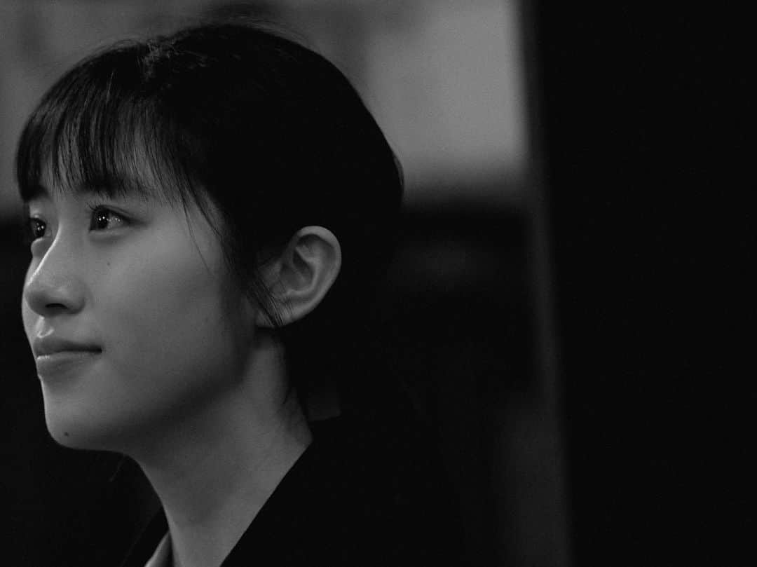 高畑裕太さんのインスタグラム写真 - (高畑裕太Instagram)「《『トラ』終幕》  ハイワイヤ新作公演 『トラ』 作・演出：高畑裕太  終幕致しました。  いつもはここで公演を振り返ってご挨拶など述べていますが、今回は本当に思い入れ深く、特別な公演だったため、noteの方に想いを綴らせて頂きました。  大分しっかり書いてます。 宜しければご一読下さい。  ⚫︎『トラ』終演に際してのご挨拶／あとがき https://note.com/yutatakahata/n/n135c3c2a66d2  主宰・作・演出を担当しました。 昔から劇団を持って、 物語を書いて、舞台を作り上げるのが夢でした。  演劇を始めて以来から、 ずっと抱き続けていたこの想いを果たせた事が何よりも嬉しく思います。  一昨年に旗揚げ公演の中止を決断して、もう諦めようと思った事もありました。しかし皆様のご助力のお陰で、こうして第一歩を踏み出せました。  本当に本当にありがとうございます。 『トラ』の再演も行えればと思いますが、今後も皆様の期待に応えられる様に、新作公演の企画を精力的に立てていきたいと思います。  俳優としての活動も勿論の事ですが、 このハイワイヤという団体においては、僕は主宰であり、作家であり、演出家です。 もっともっと豊かな作品を志せる様に、努力を諦めずに創作能力の向上に努めます。  大河くん、 大熊さん、 望子さん、 さほ、 れん、 ゆか、 佛淵くん、 村岡さん、 森さん、 金定さん、 横井くん、 カツオさん、 袴田さん、 國吉さん、 みずほ、 香田さん、 井戸さん、 藤井さん、 阿部ちゃん、 まきさん、 阿部さん、 みつこ、 そして茶谷。  他にも池内くんをはじめ、 多くの方に支えられて、 陽の目を浴びる事が出来た作品でした。  本当に、本当に、 感謝しても尽くせない想いがございます。 ありがとうございました。 今後とも@haiwaiya を宜しくお願い致します。  〜公演情報〜  ハイワイヤ新作公演 『トラ』 作・演出：高畑裕太  【日程】 2023年6月28日~7月2日 【会場】 下北沢シアター711  【出演】 大河日氣 大熊花名実 木村望子 武田紗保 田中廉（柿喰う客） 西村由花（青年団） 佛淵和哉 村岡哲至  【キャッチコピー】 今の私たちにつながる 遠い過去の記憶や体験  【staff】 作・演出：高畑裕太 舞台美術：袴田長武 舞台監督：澤井克幸 照明：國吉博文 音響プランナー：香田泉（零’s Record） 音響オペレーター：井戸みつき（劇団ネコ脱出） スチール、記録写真：阿部裕介（YARD） 記録映像：阿部拓歩（阿部写真館） 演出助手：森菜摘（演劇ユニット『あやとり』） 演出補佐：金定和沙 制作：横井佑輔（Play Plan） 制作助手・宣伝美術：茶谷果倫（ハイワイヤ） 制作助手：藤井みゆき 制作補佐：石井光子（ハイワイヤ） 楽曲製作：wahei 企画・製作：ハイワイヤ 協力：LOT STAFFS／jungle／柿喰う客／青年団／Victor Music Arts  #大河日氣 #大熊花名実 #木村望子 #武田紗保 #田中廉 #柿喰う客  #西村由花 #青年団 #佛淵和哉 #村岡哲至 #ハイワイヤ #トラ #シアター711 #下北沢 #演劇 #イジメ #家族 #記憶 #高畑裕太」7月10日 7時23分 - yutatakahata_work