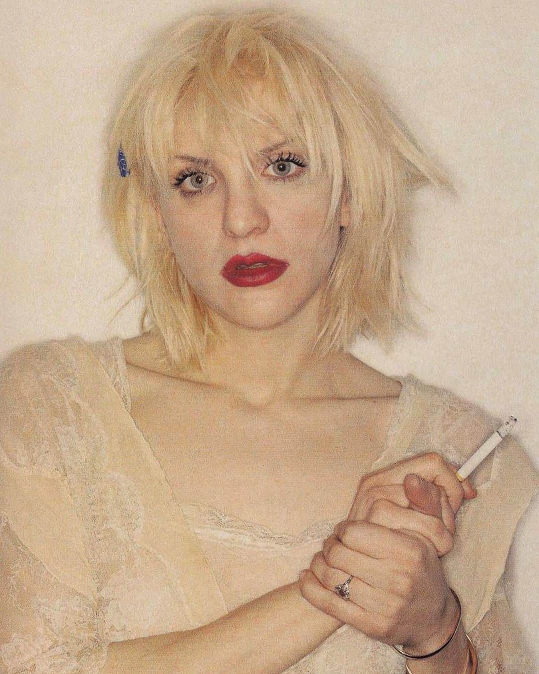 i-Dさんのインスタグラム写真 - (i-DInstagram)「Wishing a Happy Birthday to 3-time i-D cover star, Courtney Love! 🎂   [The Sex Issue, No.127, April 1994] . . . Photography #JuergenTeller  Makeup @rozmusic5  #courtneylove」7月10日 7時27分 - i_d