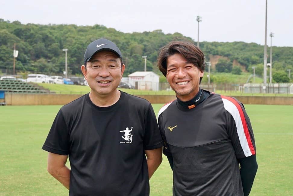 上里一将のインスタグラム：「・ 改めて技術の大切さを学びました。  定義を明確にし、意識する事で、質も高まり短時間で成長する。  『上手くなる事の追求』  最高の時間を有難う御座いました🙇‍♂️  #風間八宏 #止めて蹴る運ぶ #自分に期待しろ #soccerskills #footballskills #fcawj」