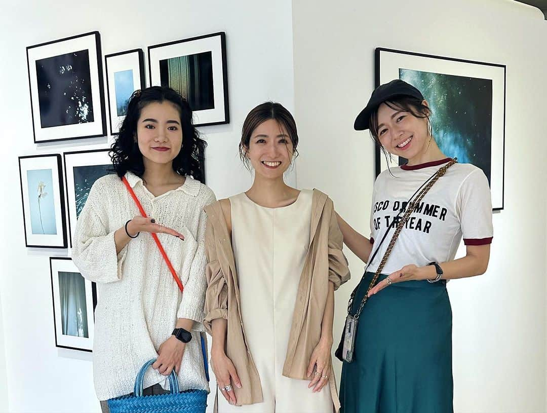 岩崎裕美さんのインスタグラム写真 - (岩崎裕美Instagram)「#写真の練周展   大好きなカメラマンの皆様が集まった豪華メンバー写真展。  @takemura_photo さんは、 もう…書かずとも皆様わかるであろうぐらいに公私共に沢山の時間を一緒に過ごしてもらっているカメラマンさんでもあり大好きな友人でもあります。今人生の中で1番一緒に温泉入った人No. 1です♨️←🤣  @masao_milkfilm さんは、 私が関西girl's styleやカジカジでモデルさせてもらうきっかけになったスナップで最初に撮っていただいたカメラマンさん。その時にモデルに勧めてくれてガールズスタイルに載せていただくようになって今に至ります。私のモデル人生のきっかけを作ってくださったカメラマンさん！  @pelipeli999 さんは、 カジカジHや関西girl's styleのヘア撮影でたくさん撮っていただいて、一見怖そうに見えるのに(すみません🤫💦)めちゃくちゃ優しくてギャップにやられます。 そしていつもさりげなくとても嬉しいお言葉で魔法をかけてくれるカメラマンさん。  それぞれのカメラマンさんとの思い出エピソードがここに書ききれないぐらいあるんだけど、昨日は色々思い出してとても懐かしくてただただ良い時間過ごさせていただきました。  @yum_i81 ちゃん一緒に行ってくれてありがとう🫶」7月10日 7時35分 - hiromi_iwasaki