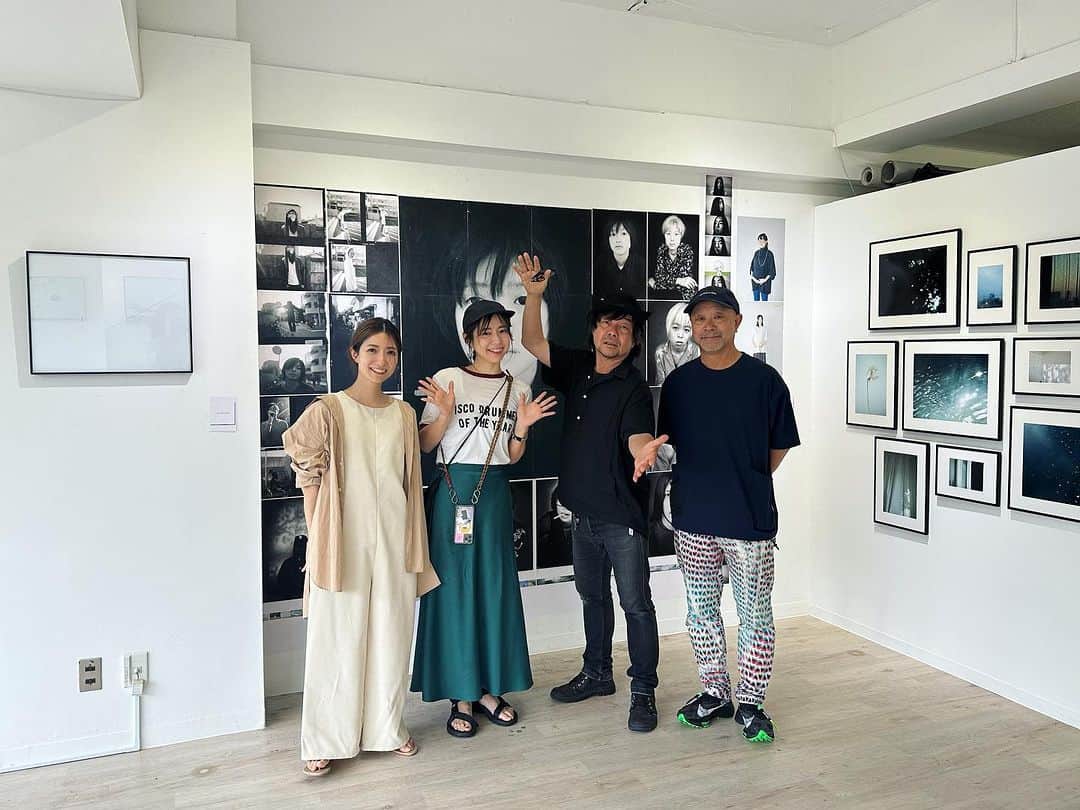 岩崎裕美のインスタグラム：「#写真の練周展   大好きなカメラマンの皆様が集まった豪華メンバー写真展。  @takemura_photo さんは、 もう…書かずとも皆様わかるであろうぐらいに公私共に沢山の時間を一緒に過ごしてもらっているカメラマンさんでもあり大好きな友人でもあります。今人生の中で1番一緒に温泉入った人No. 1です♨️←🤣  @masao_milkfilm さんは、 私が関西girl's styleやカジカジでモデルさせてもらうきっかけになったスナップで最初に撮っていただいたカメラマンさん。その時にモデルに勧めてくれてガールズスタイルに載せていただくようになって今に至ります。私のモデル人生のきっかけを作ってくださったカメラマンさん！  @pelipeli999 さんは、 カジカジHや関西girl's styleのヘア撮影でたくさん撮っていただいて、一見怖そうに見えるのに(すみません🤫💦)めちゃくちゃ優しくてギャップにやられます。 そしていつもさりげなくとても嬉しいお言葉で魔法をかけてくれるカメラマンさん。  それぞれのカメラマンさんとの思い出エピソードがここに書ききれないぐらいあるんだけど、昨日は色々思い出してとても懐かしくてただただ良い時間過ごさせていただきました。  @yum_i81 ちゃん一緒に行ってくれてありがとう🫶」