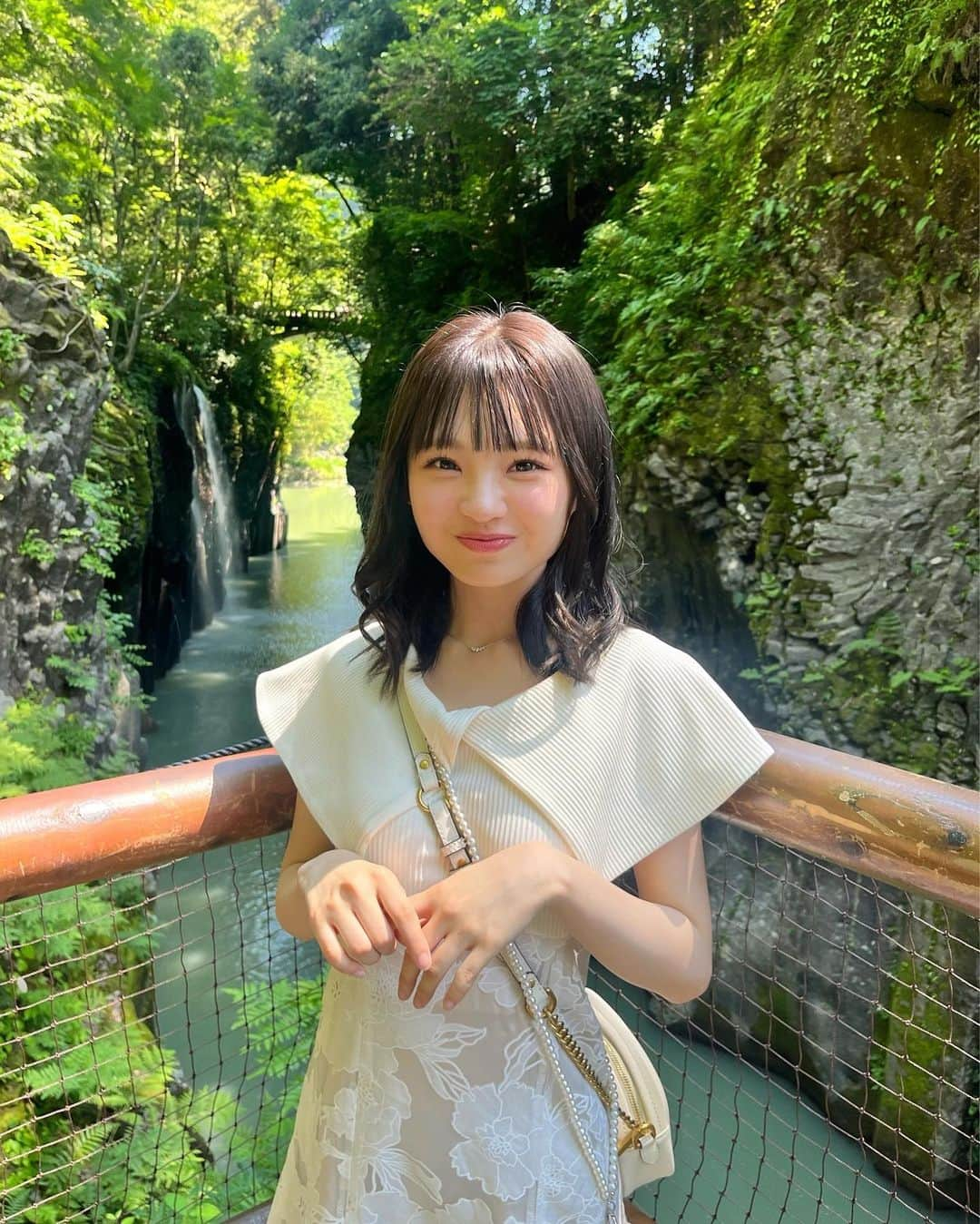 新澤菜央さんのインスタグラム写真 - (新澤菜央Instagram)「惚れた？☺️ ⠀  ⠀ こう見えて（？）自然とかめっちゃ好き 🌱  dazzlinのワンピースも映えた ☆〜(ゝ。∂)  #彼女の私服がかわいい #低身長コーデ #骨格ウェーブ #骨格ウェーブ優勝ワンピ #dazzlin #ダズリン #ホワイトコーデ #ワンピース #高千穂峡 #自然 #滝」7月16日 20時15分 - _shinshin_48