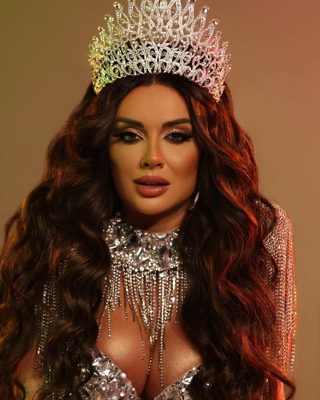 Juliana Salimeniのインスタグラム：「Um minuto de silêncio para apreciar a obra de arte que ficou esse ensaio! 😍 Ele não representa apenas glamour e brilho mas sim a força, a coragem e a persistência que existe dentro de mim!   #CarnavalDaJuju 👑💚💖」