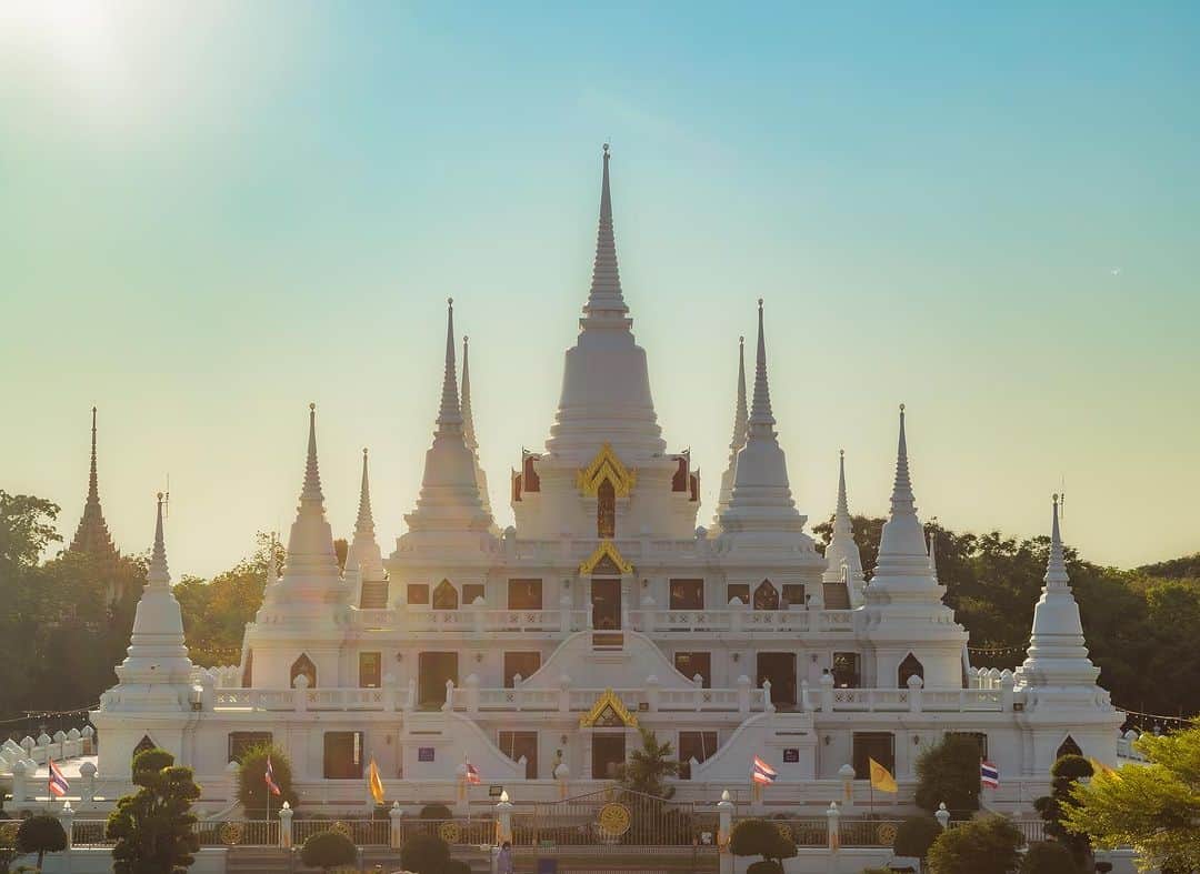 タイ国政府観光庁さんのインスタグラム写真 - (タイ国政府観光庁Instagram)「. タイの「ワット・アソカラーム」からおはようございます☀️ᐝ  バンコクのお隣の県、サムットプラカーンでぜひ訪れてほしいワット・アソカラーム🕊　1962年にタンマユット派の僧であるリー師によって建てられました🙏  純白に輝く「プラ・トゥタンカ・チェディー」は、僧が守るべき13の規範を象徴した仏塔13基がひとつになっているもので、夜にはライトアップされ、見事な景観です👀🌟  ほかにも、リー師の遺骨を納めた「ウィハーン・スッティタムランシー」も、この寺院の見どころ😌  バンコクからアクセスする場合は、BTSスクンビットラインの利用がおすすめです🚝  今日も素敵な1日をお過ごしください💐  ★参考になった！と思ったら、あとで見返せるように、 画像右下にある保存ボタン🔖をタップ！  #タイ #サムットプラカーン #ワットアソカラーム #タイ寺院 #お寺巡り #仏塔 #秘境 #今こそタイへ #こんなタイ知らなかった #もっと知りタイ #はじめてのタイ #タイ旅行 #サムットプラカーン旅行 #バンコク旅行 #旅好きな人と繋がりたい #旅行好きな人と繋がりたい #海外旅行 #thailand #samutprakan #samutprakantrip #bangkoktrip #watasokaram #temple #thailandhiddengems #amazingthailand #thailandtravel #thailandtrip #thaistagram #lovethailand #amazingnewchapters」7月10日 8時00分 - amazingthailandjp