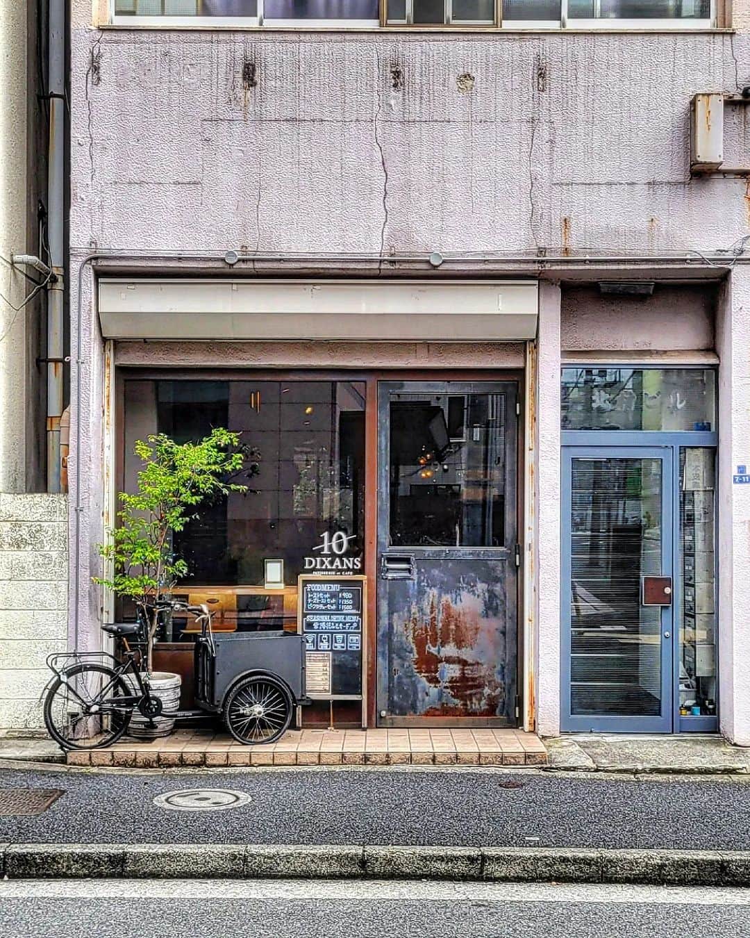 CAFE-STAGRAMMERさんのインスタグラム写真 - (CAFE-STAGRAMMERInstagram)「When I take a break, I do nothing usually.  本日も、とても暑いようなのでくれぐれも気をつけていきましょう♪  #水道橋 #神保町 #☕ #水道橋カフェ #神保町カフェ #suidobashi #jimbocho #dixans水道橋 #10dixans #cafetyo #tokyocafe #カフェ #cafe #tokyo #咖啡店 #咖啡廳 #咖啡 #카페 #คาเฟ่ #Kafe #coffeeaddict #カフェ部 #cafehopping #coffeelover #discovertokyo #visittokyo #instacoffee #instacafe #東京カフェ部 #sharingaworldofshops」7月10日 8時00分 - cafetyo