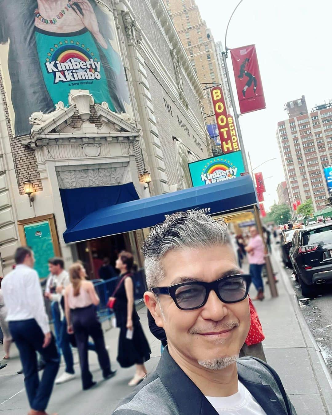 大澄賢也のインスタグラム：「Broadway 観劇レポート  最後は ミュージカル 「Kimberly Akimbo」  劇場のBROOTH THEATRE も 割と小規模な劇場で、 出演者も少なく、 タイトな空間での雰囲気  だから、尚更、演者の細やかな演技が伝わってくるし、 とてもリアリティーのある歌に芝居だった。  舞台は2000年頃のニュージャージー州。 ５千万人に１人の確率で発症するという難病により、主演の「キンバリー」の容姿は老人だが、本当は16歳の誕生日を迎えるティーンエイジャー。 そのキンバリーを取り巻く、家族の問題、学校での問題など、 色々な困難な事が起こる中で、 作品のカラーはコメディタッチで明るく前向きに進むし、客席も笑いが絶えない。 でもその明るさが逆に切なく 涙を誘う。  Tony 賞を獲った主演の キンバリー役の 「Victoria Clark」の繊細で 圧巻の演技、素晴らしかった✨✨✨  #kimberlyakimbo  #victoriaclark」