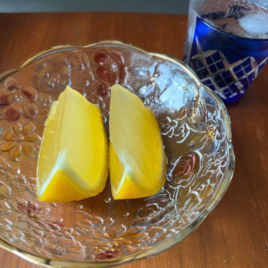 松尾翠さんのインスタグラム写真 - (松尾翠Instagram)「「老松さんの夏柑糖ですよ〜」  って、言いたい  夏の京都ぐらし🎐  とりそびれたけどまんまるの夏蜜柑まるまるです🤤  最後、皮はオレンジピール的に煮るといいと 最近知りました。やってみよ！  器は、街の軒先でたまに見かける 勝手にフリマ？みたいなので売ってた、というか置いてあった器。 この柄の、縁が平皿バージョンも10年前にゲットしてて(軒先フリマで) 図らずも、揃ったという。 どちらも、御池の、でも別の軒先。  昭和の京都人のメジャーな柄なのか？🤔 京都の面白味〜  #老松の夏柑糖  #なつかんとう  #いまだけ  #老松さん #さんつけがち #京都人  #ちょこっと京都に住んでみた #器が好き#ガラスの器」7月10日 8時08分 - midori.matsuo_official