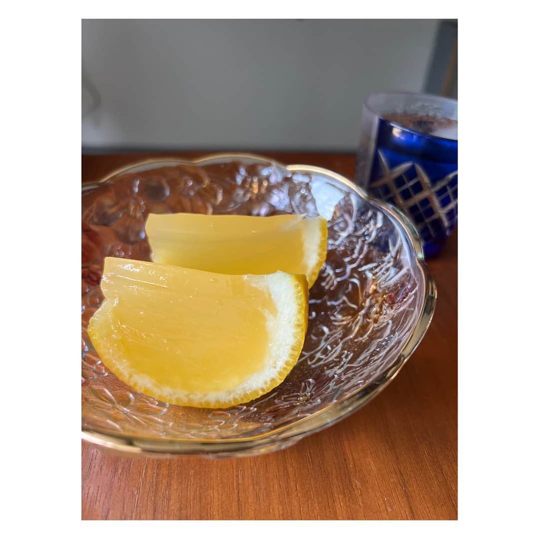 松尾翠さんのインスタグラム写真 - (松尾翠Instagram)「「老松さんの夏柑糖ですよ〜」  って、言いたい  夏の京都ぐらし🎐  とりそびれたけどまんまるの夏蜜柑まるまるです🤤  最後、皮はオレンジピール的に煮るといいと 最近知りました。やってみよ！  器は、街の軒先でたまに見かける 勝手にフリマ？みたいなので売ってた、というか置いてあった器。 この柄の、縁が平皿バージョンも10年前にゲットしてて(軒先フリマで) 図らずも、揃ったという。 どちらも、御池の、でも別の軒先。  昭和の京都人のメジャーな柄なのか？🤔 京都の面白味〜  #老松の夏柑糖  #なつかんとう  #いまだけ  #老松さん #さんつけがち #京都人  #ちょこっと京都に住んでみた #器が好き#ガラスの器」7月10日 8時08分 - midori.matsuo_official