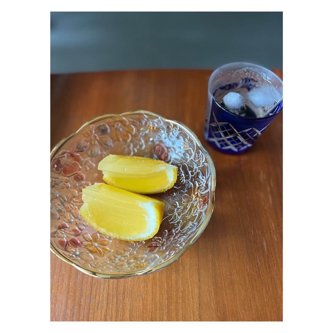 松尾翠のインスタグラム：「「老松さんの夏柑糖ですよ〜」  って、言いたい  夏の京都ぐらし🎐  とりそびれたけどまんまるの夏蜜柑まるまるです🤤  最後、皮はオレンジピール的に煮るといいと 最近知りました。やってみよ！  器は、街の軒先でたまに見かける 勝手にフリマ？みたいなので売ってた、というか置いてあった器。 この柄の、縁が平皿バージョンも10年前にゲットしてて(軒先フリマで) 図らずも、揃ったという。 どちらも、御池の、でも別の軒先。  昭和の京都人のメジャーな柄なのか？🤔 京都の面白味〜  #老松の夏柑糖  #なつかんとう  #いまだけ  #老松さん #さんつけがち #京都人  #ちょこっと京都に住んでみた #器が好き#ガラスの器」