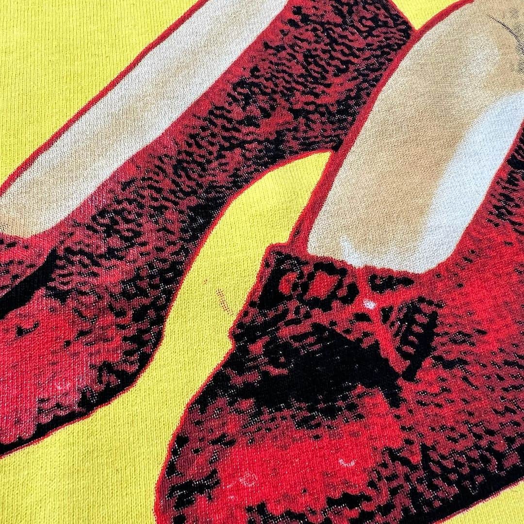 ジャクソンマティスのインスタグラム：「. 👠3店舗限定発売&限定100枚👠 . . ライマン・フランク・ボームが著し、W. W.デンスロウが挿絵を担当した児童文学作品📚 1900年5月17日、アメリカ合衆国イリノイ州シカゴのジョージ・M・ヒル・カンパニーから初版が出版され、以降何度も再販。 1902年のミュージカル『オズの魔法使い』(The Wizard of Oz)、1939年の映画『オズの魔法使』(The Wizard of Oz)から『The Wizard of Oz 』という題名が定着。 と硬い説明は抜きにして…😅   映画で観た事がある人が、殆どではないのでしょうか？ 古着でも数々のDesignのモノが発売されておりますね。 Louis VuittonやSupremeでも、過去発売されておりますしね。 それだけ、気になってしまうキャラクタ－やデザインソースが詰まった物語である事は間違いないですよネ。 そんな間違いない物語から今回は…コチラをチョイス！ やっぱり、主人公/ドロシーが履いている…この“赤い靴👠” どうしても、この“赤い靴”を作りたくて🤔 当時の古着でも人気のデザイン！そして、やっぱり…この“ラメ感✨”。もう、最高なんですよネ。 今作も当時と負けず劣らず、ラメを採用。 今作のラメは、ギラツキを抑えた大人仕様のラメとなっております👍🏻 また、このラメに馴染む様に、下地のARTも大人仕様のプリント手法を採用し、大人が着れるOZに仕上げました💯🈴 そして、今作で初めて後身頃へもプリントを配置(両面いっちゃいました)。コチラもドロシーの“赤い靴”のみ、別仕様のプリント手法を採用。   ドロシーの“赤い靴👠”に焦点を当てた今作/第3弾！！！ 大人の皆さま、お待たせしました。 大人が着れる「オズの魔法使い」。 是非、“赤い靴”を着ちゃってくださいネ。 着ちゃった瞬間にきっと…「虹の彼方に(Over the Rainbow)」を、口ずさみたくなるハズです🎶 https://youtu.be/PSZxmZmBfnU  発売日：7月20日(木)/11時🕚発売にて ⚠️発売に関するお問い合わせは各店舗様まで  【ℹ️商品ご案内他】 品番：JMW23SS03 品名：The Wonderful Wizard of Oz Tee 上代：¥11,000-(税別) 色：Whiteのみ サイズ：XLのみ 組成：Cotton 100％ 原産国：DOMINICAN 発売日：2023年7月20日(木) 販売枚数：限定100枚 サイズ感：着丈 78.5,身幅 60,袖丈 20,肩幅 58(cm) ご注意：⚠️若干の誤差が個体差により発生致します🙇🏻‍♂️🙏🏻  販売先： 👠SNUG @snug_genki  👠SKROVA ～離～ @skrova_hanare  👠弊社webサイト💻 @jacksonmatissebythepark   #商品に関するお問い合わせは各店舗様まで🙇🏻‍♂️🙏🏻 #BIGTHX🙇🏻‍♂️🙏🏻 @snug_genki  #BIGTHX🙇🏻‍♂️🙏🏻 @skrova_hanare」