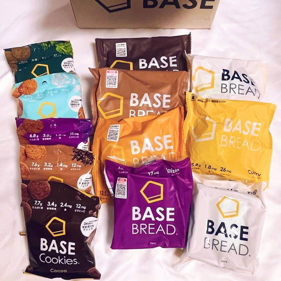 atmmyさんのインスタグラム写真 - (atmmyInstagram)「BASE FOODキター＼(^o^)／ 忙しい朝の完全栄養食💯  私BASE FOODアンバサダーをさせてもらってます^ ^  今日の朝はミニ食パンレーズンです。 そのままでも美味しいけど、 ほんのちょっとマーマレードつけてみた^ ^  さらに美味しいよね♪  BASE FOODには、 26種のビタミンやミネラル、  たんぱく質、 食物繊維など、 からだに必要な栄養素が ぎゅっと詰まっています。  これ食べるだけで栄養バランス良くなるのは ほんと助かります。  コンビニでも手に入るけど、 定期コースなら20%割引があるよ。 →→ @basefood_tokyo  #basefoodlife #basefood #ベースフード #完全栄養食 #健康 #ダイエット #置き換えダイエット #置き換え #PFC #簡単朝ごはん #マーマレード #アーモンドミルク  #アーモンドミルクラテ #簡単ダイエット #pr」7月10日 8時11分 - atmmy