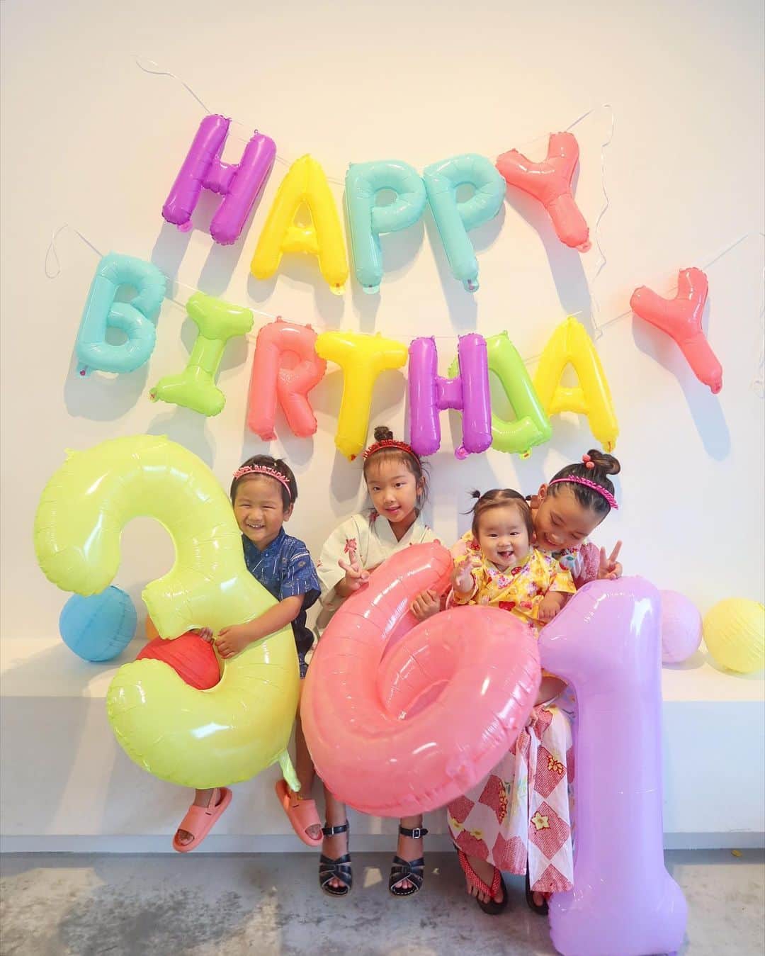 Mai Wakimizuのインスタグラム：「1歳3歳6歳10歳のお誕生日会♡個性たっぷりで魅力溢れる子供達のなかで、息子や娘も一緒に成長出来ることに感謝しかない♡これからも我が子のように一人一人の成長を見守って行きたいです♡4人さんお誕生日おめでとう＼(^o^)／最後は力付きて疲れたーと言いながら倒れてた。笑(3枚目) 娘と息子のお誕生日会はまだまだ続きます。笑  #happybirthday#お誕生日会#7月生まれ」
