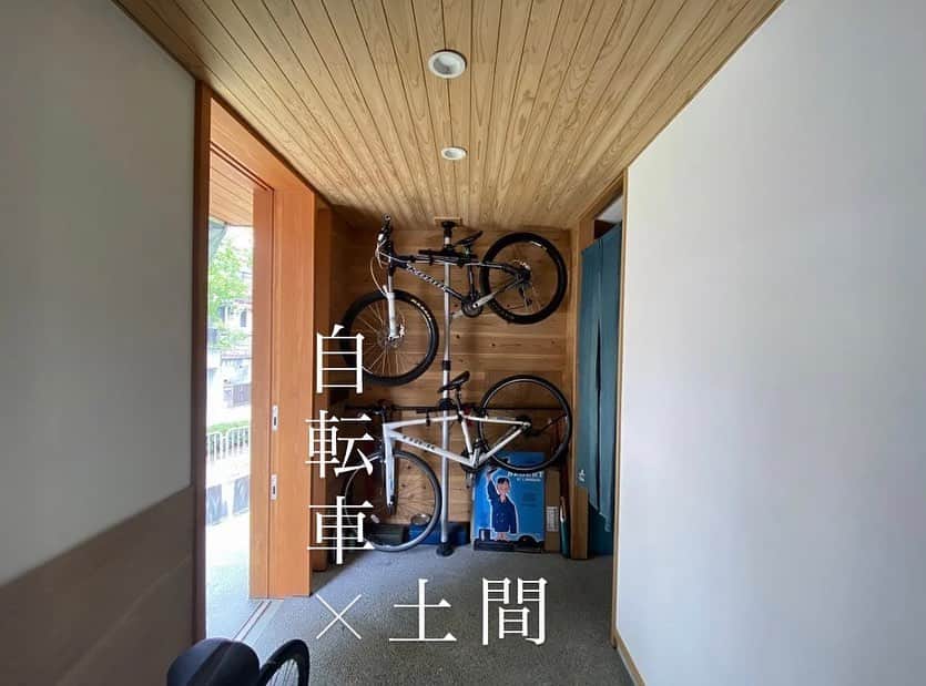 ヤマヒロさんのインスタグラム写真 - (ヤマヒロInstagram)「. ______________  自転車×土間  ______________  大切な自転車だからこそ 家の中に置きたくなるもの。  床に置いても良し。  壁に掛けても良し。  @yamahiro_harima  #山弘 #ヤマヒロ #姫路市注文住宅 #住宅 #木の家 #自然素材 #家づくり #自転車収納 #玄関土間 #土間収納」7月10日 8時16分 - yamahiro_harima