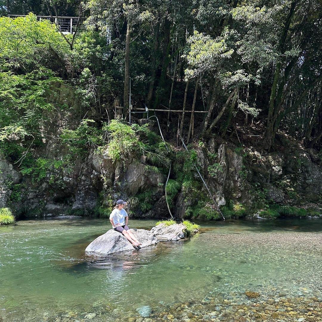 増山敬子さんのインスタグラム写真 - (増山敬子Instagram)「川でほぼ貸切BBQ なんて最高時間なんでしょうか🍖 食べながら川で遊ぶ。 楽しい時間を作ってくれて本当に感謝✨✨ そしてみんながみんな本当に大切な存在だね🥹✨✨  最後にはかき氷も🍧  ちなみにこの時は痩せてたな。 だって５月だもん🥹  ここ穴場だったなぁ〜しかし もう場所がわからない。。 思い出したら書くね！  さぁ今週も頑張ろう！  #川でbbq #川でバーベキュー  #バーベキュー女子」7月10日 8時24分 - keikomasuyama