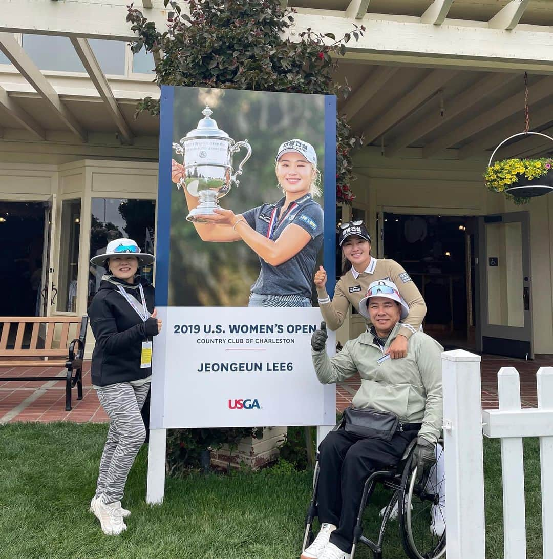 イ・ジョンウン6さんのインスタグラム写真 - (イ・ジョンウン6Instagram)「Always a good feeling to finish off a tournament with a birdie, specially the US Open on this beautiful course! It was great having my whole team here and most importantly my parents supporting me during this amazing tournament and creating awesome memories at the same time! Thank you @usga @pebblebeachresorts , Volunteers and fans for a fabulous week!  #team6   이번주도 응원해주셔서 감사합니다🫶」7月10日 8時47分 - __________6ix