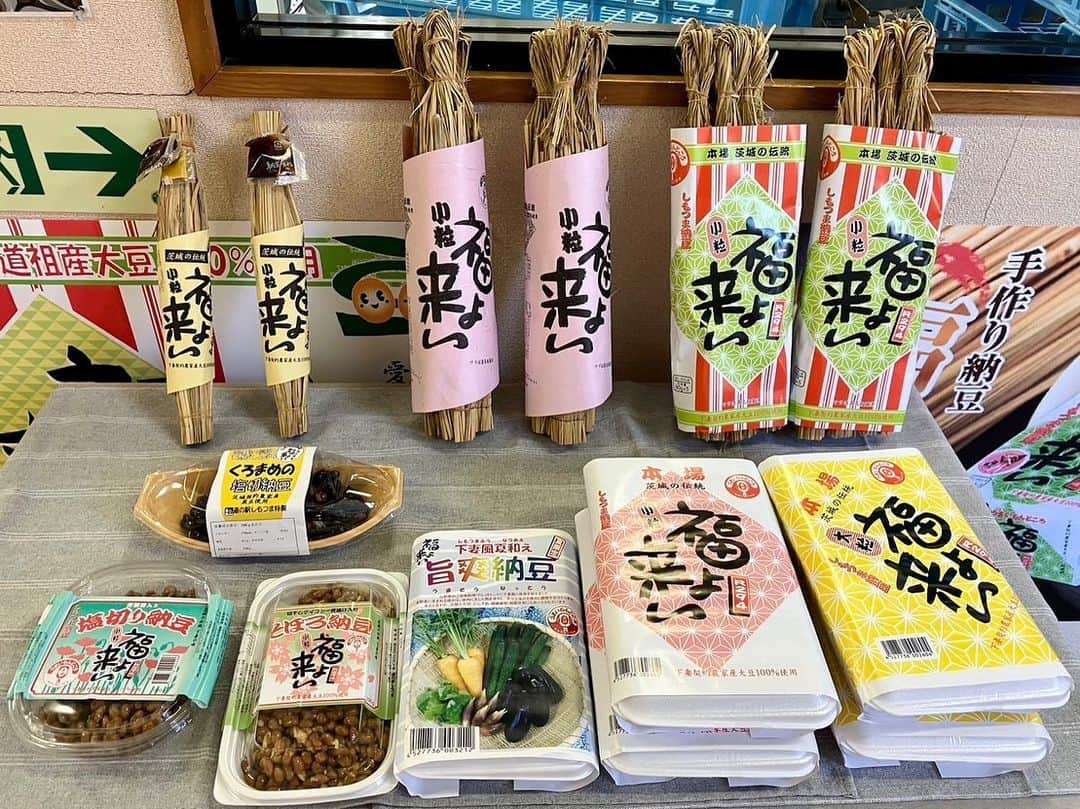 依田司さんのインスタグラム写真 - (依田司Instagram)「7月10日(月) きょう７月１０日は「納豆の日」。日本で唯一道の駅にある納豆工場にお邪魔しました。コチラには見学エリアも。蒸し立てを豪快にパックに詰めていく様は迫力があります。もちろん、道の駅内にあるショップで購入可。 地元下妻産の大豆にこだわり、一般的な納豆より、あえて硬く仕上げたので、食感を楽しみながら味わえます。 期間限定の「下妻風夏和え旨爽納豆」は、山形のご当地料理「だし」をヒントに、キュウリ、ナス、ミョウガなど地元野菜を使用した特製だれが特徴な涼しげな逸品。工場見学は、月、水、金の午前中です。  #しもつま納豆 #GAP #ギャップ #依田さん #依田司 #お天気検定 #テレビ朝日 #グッドモーニング #気象予報士 #お天気キャスター #森林インストラクター #グリーンセイバーアドバンス #プロジェクトワイルド #IPCC伝導者 #japan #japantrip #japantravel #unknownjapan #japanAdventure #japanlife #lifeinjapan #instagramjapan #instajapan #療癒 #ilovejapan #weather #weathercaster #weatherforecast」7月10日 8時41分 - tsukasa_yoda
