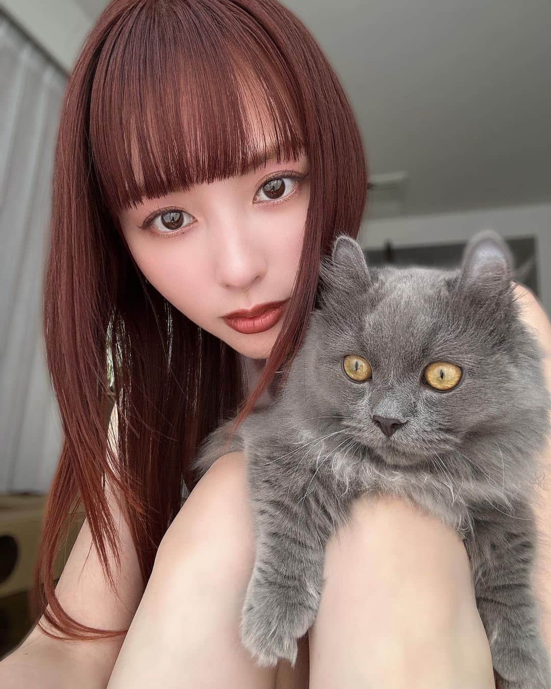 鈴木えみさんのインスタグラム写真 - (鈴木えみInstagram)「ムゥちゃんとのツーショット、上手に撮れてうれしいから載せちゃう🐈‍⬛❤️」7月10日 8時49分 - emisuzuki_official