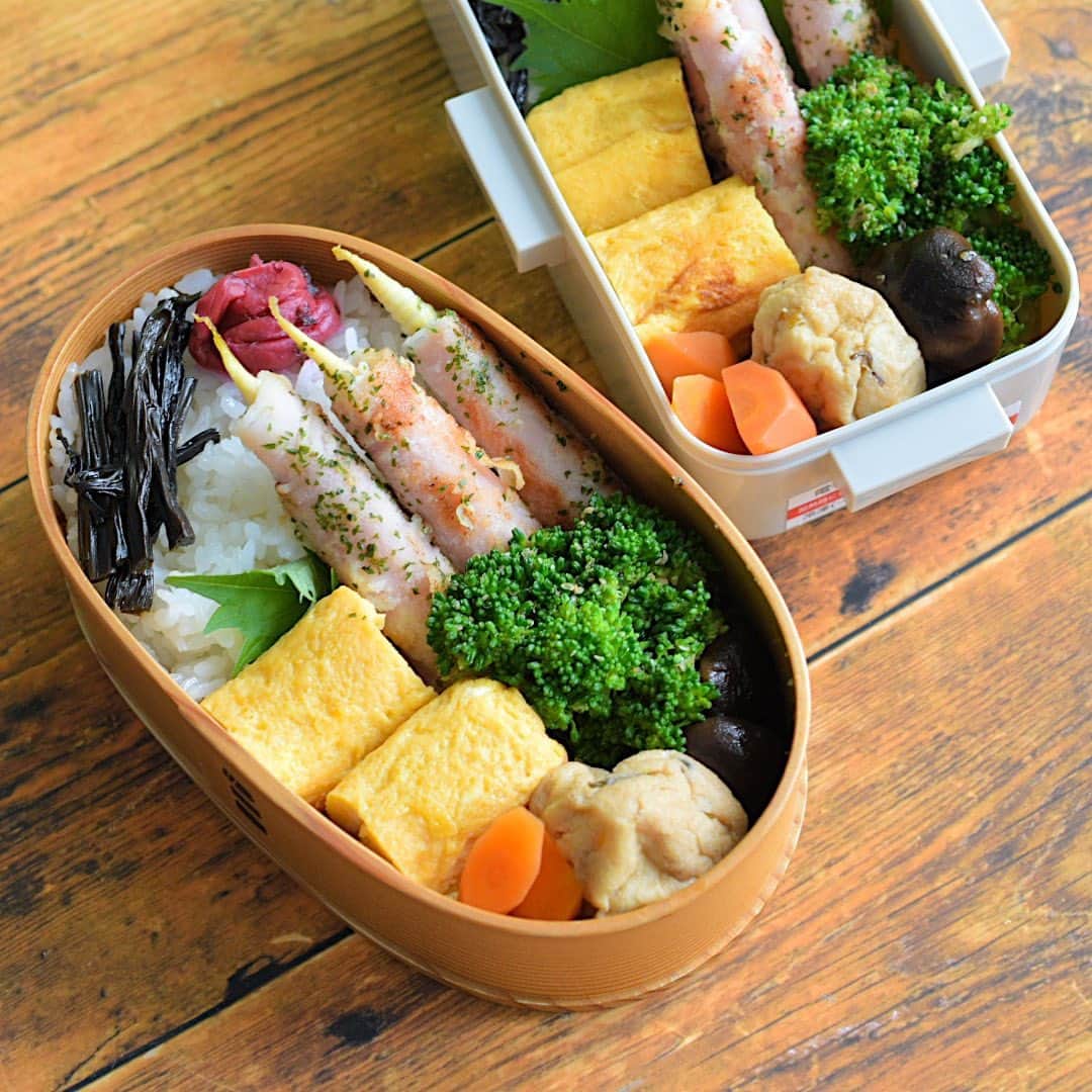 yukiyoのインスタグラム：「2023.7.10* ・ 今日のお弁当 ・ ごはんにわらびの佃煮、梅干し 甘い出汁巻 月山筍生ハム巻きソテー ブロッコリーごま和え 椎茸甘辛煮 ちょこっと煮物 お味噌汁はインスタント おにぎりの具はしそ昆布の佃煮 ・ 月曜日、頑張ろう ・ #お弁当 #obento #bento #japanesefood #暮らし #わっぱ #曲げわっぱ #わっぱ弁当 #igersjp #おうちごはん #おうちごはんlover #クロワッサンお弁当部 #クロワッサン普段弁当」