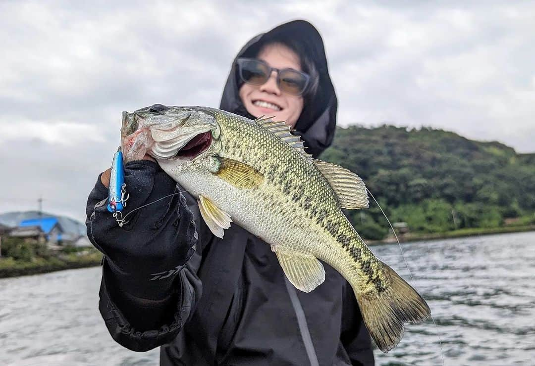 外山将平のインスタグラム：「小バスだけどもスネコンに来た！！ 初琵琶湖で初バスキャッチ。  様々な釣りに対応する万能なルアー､スネコンシリーズ🐟 また一つ面白い釣りを覚えてしまった…。　　　　　　　　　　　　　　　　　　　　　 　　　　　　　　　　　 #BlueBlue #アングラーズマイスター　　　　　　　　　　　　　　　　　　　　　　　　　　　　　　　 #スネコン50S #スネコン　　　　　　　　　　　　　　　　 #THENORTHFACE　　　　　　　　　　　　　　　　 #transcendence　　　　　　　　　　　　　　　　　 #钓鱼 #每日穿搭 #낚시 　　　　　　　　　　　　　　　　　　　 　　　　　　　　　　　　　　　　　　　　　　　　　　　　　　　　　　　　　　　　　　　  ◆釣りにかかわらず､出たゴミは持ち帰りましょう！ 一人一人の意識で自然は守れます。 釣り場､自然を大切に🐟　　　　　　　　　　　　　　　　  ◆キャスト時は必ず後方確認をして ルアーや針が歩行者､同行者に当たらないようにしましょう。　　　　 　　　　　　　　　　　　　　　　　　　　　　　　　　　　　　 ◆釣り際はライフジャケット着用をお願い致します。　　　　　　　 命を守りましょう！　　　　　　　　　　　　 　　　　　　　　　　　　　　　　　　　　　 ◆YouTube⇩(始めました！チャンネル登録お願いします！) https://youtube.com/channel/UC07x3DbJCNv_gAFvAjaWQMQ　　　　　　　 　　　　　　　　　　　　　　　　　　　　　  ◆アングラーズ↓🎣 外山将平 https://anglers.jp/users/530231 こちらもチェックお願い致します🐟　　　　　　　  ◆Twitter↓ https://mobile.twitter.com/syohei_1108 こちらもフォロー宜しくお願い致します！🙇‍♂　　　　　 　　　　　　　　　　　　　　　　　　　　　　　　　　　　　　　　　　　　　　　　　　　　　　　　　　　　　　　　　　　　　　　　　　 　　　　　　　　　　　　　　　　　　　　　　　　　　　　 #今日の外山 #俳優 #外山将平  #釣り好きな人と繋がりたい #シーバス #バス #東京湾奥 #釣りの成長記録 #釣りで人生を豊かに  #fishing #lure #bass #catchandrelease #fish #fishinglife #bigfish #lunker #instafish  #bassfishing #seabass #blackbass」