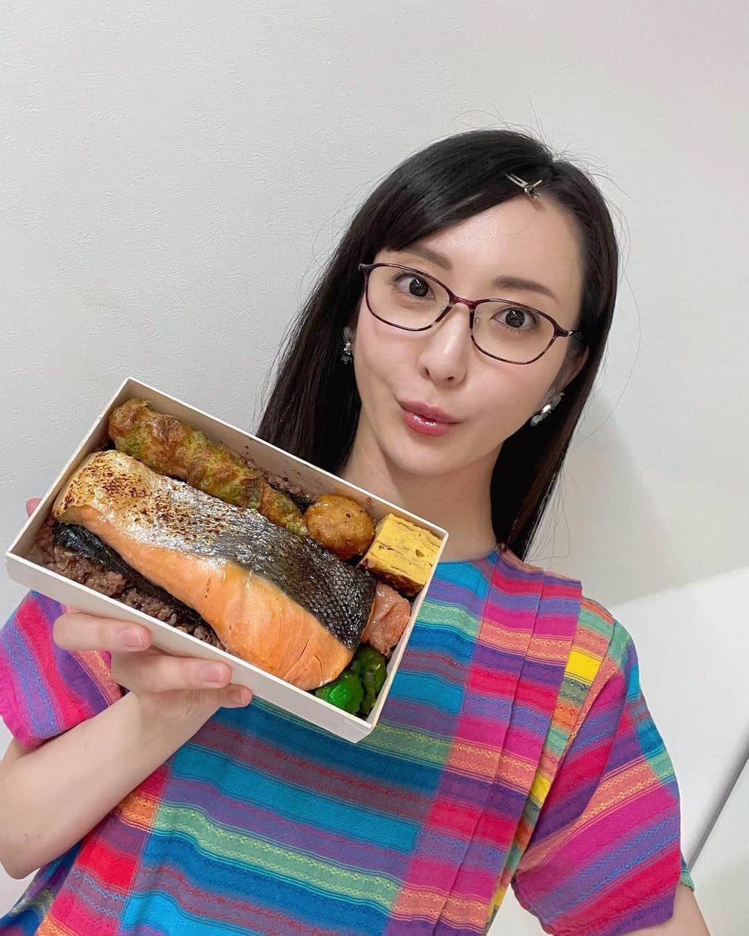 松澤千晶さんのインスタグラム写真 - (松澤千晶Instagram)「立派な鮭🐟 このお弁当、凄く美味しかったです！  次回もよろしくお願いいたします〜！笑  #お江戸弁当 #海苔弁」7月10日 9時08分 - chiaki_matsuzawa