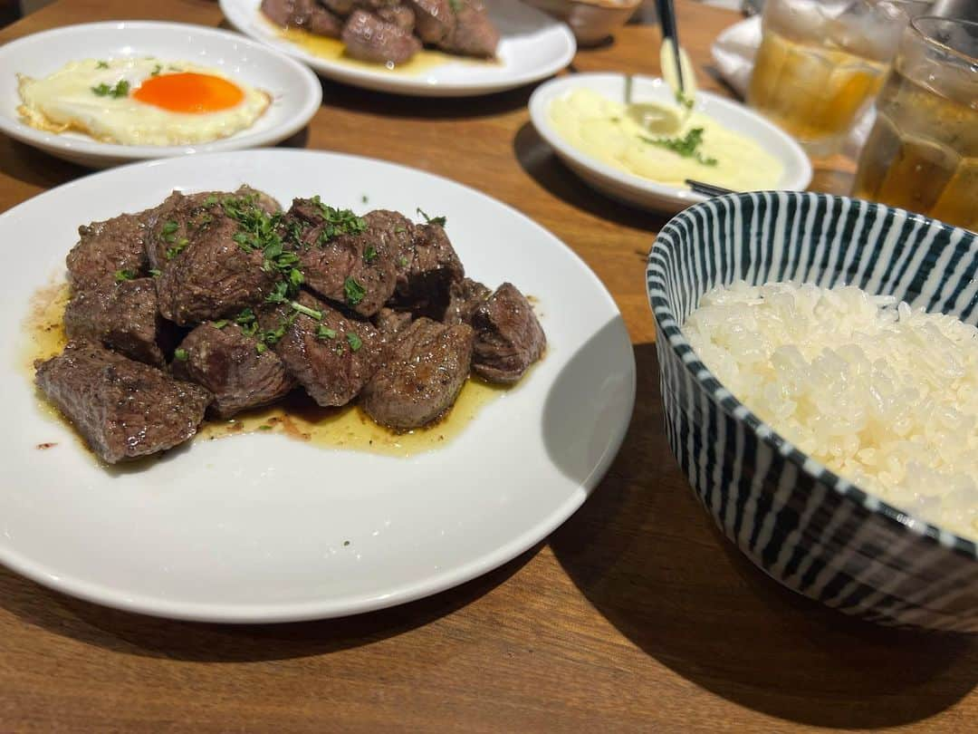 黒咲ななのインスタグラム：「. . 大好きなてっぺい🤍𓌉𓇋 ‎🥩 . 5ヶ月位お肉食べれなくて やっとのしっかりお肉~~~🫶 . 週1焼肉食べてたのに、、 5ヶ月ぶりなんて幸せすぎて💞😭 . しかも大好きなてっぺい来れて 幸せ倍増😭😭✨️✨️ . あー美味しかった😭🤍 . . #原宿#てっぺい#ステーキてっぺい #ステーキ#原宿ランチ#原宿ディナー#お肉#ステーキランチ #ステーキディナー#harajuku」