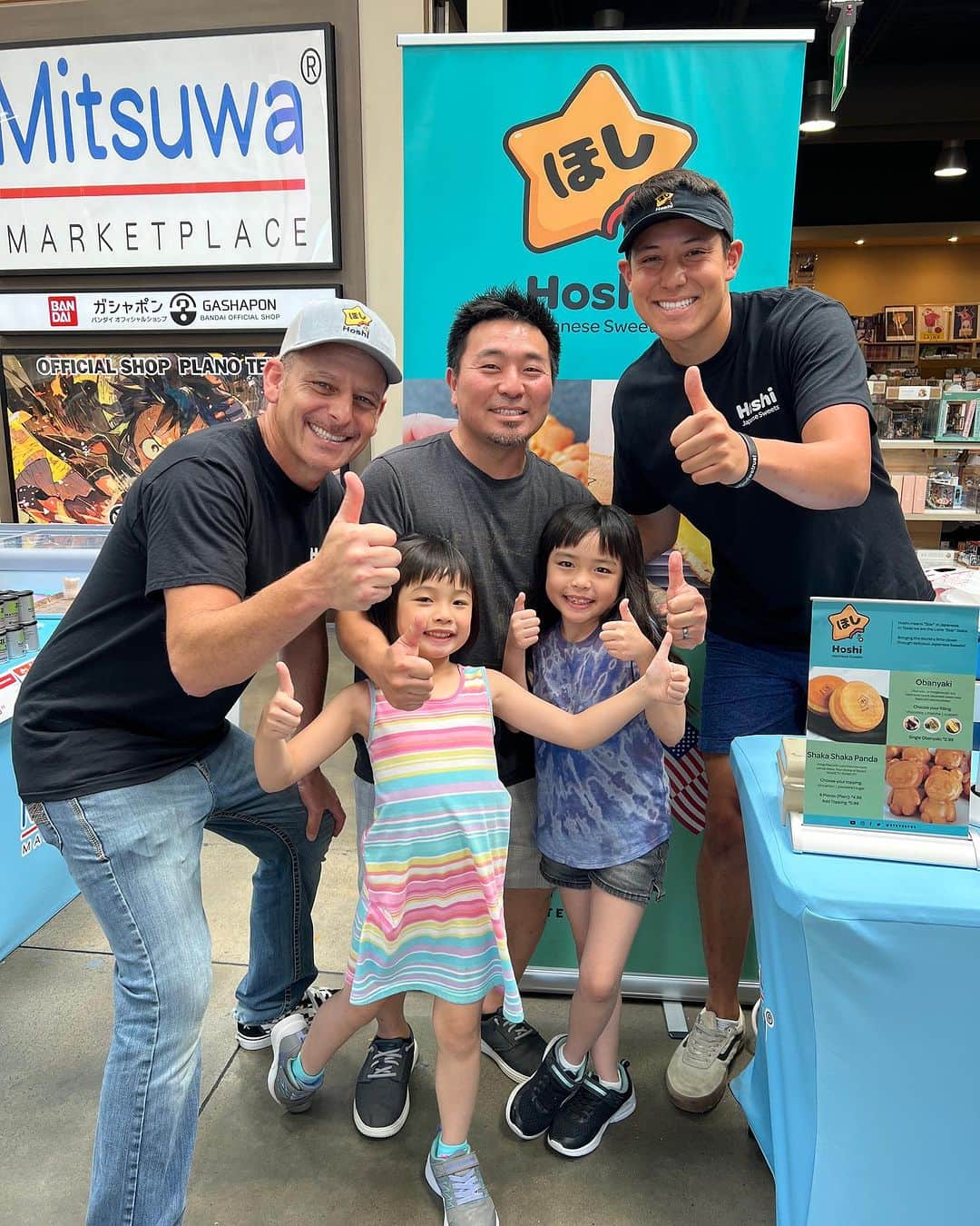 スティーブのインスタグラム：「Thank you everyone for coming to support my new venture @hoshijapanesesweets and such a terrific opportunity to see my good friend Taka and his beautiful family @kyushahousetaka  Thank you everyone for coming and supporting HOSHI. 今日のほし大判焼きイベントに来ていただいた方々に感謝❣️誠にありがとうございました😊今後とも宜しくお願いします　旧車ハウスのたかさんにも会えて嬉しい😃」