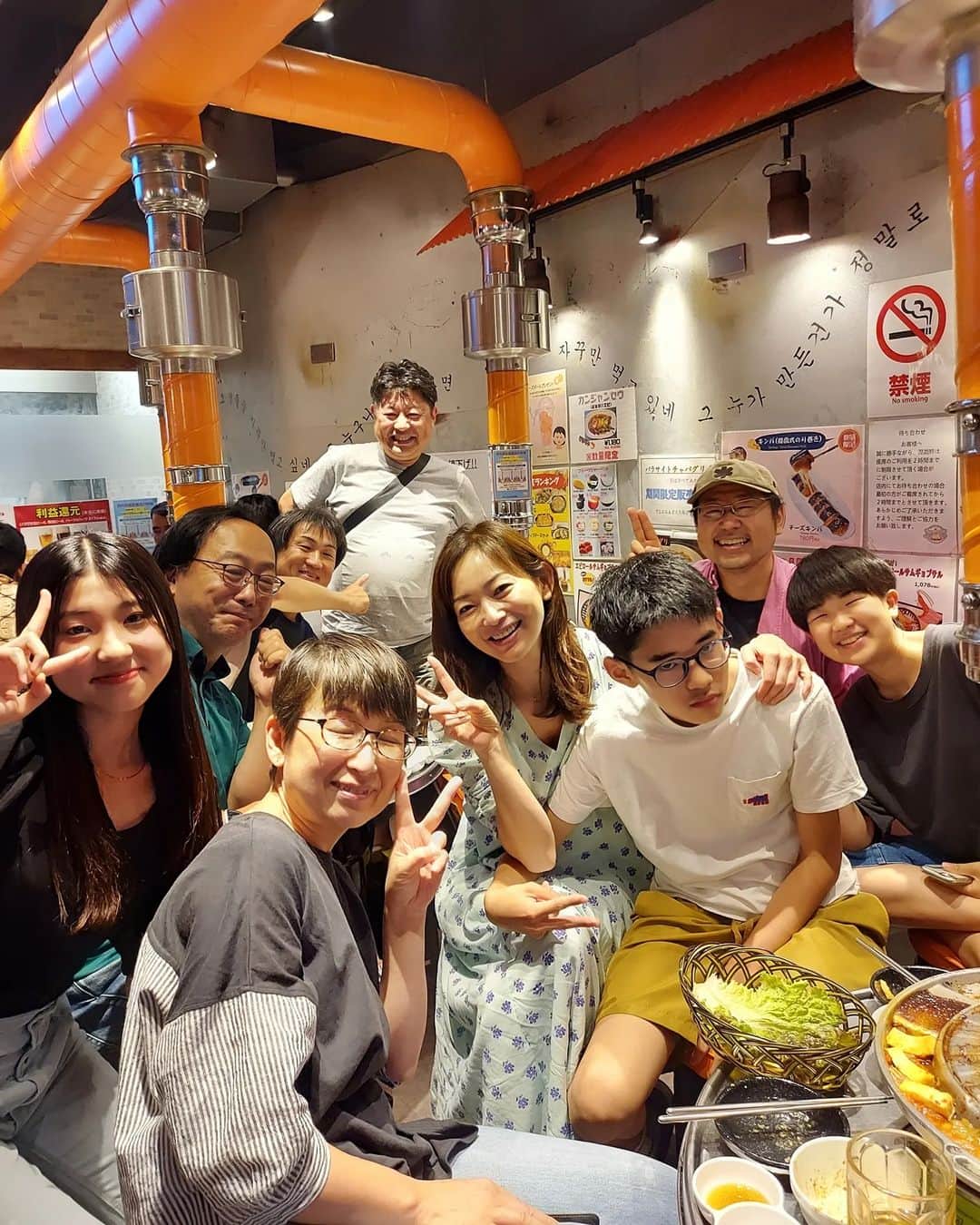 のインスタグラム：「週末は、カート仲間と新大久保へ😊  サプライズで、息子のお誕生日をお祝いしてくれたー🎂❤  ありがとー🙌  出会って20年以上。  カート仲間でもあり、キャンプ仲間でもあり、ほんと笑いの絶えない仲間🤣  楽しかったな🍺  #新大久保 #でじにらんど #カート仲間 #ママ #ママモデル #モデル #mama #mamamodel #model」