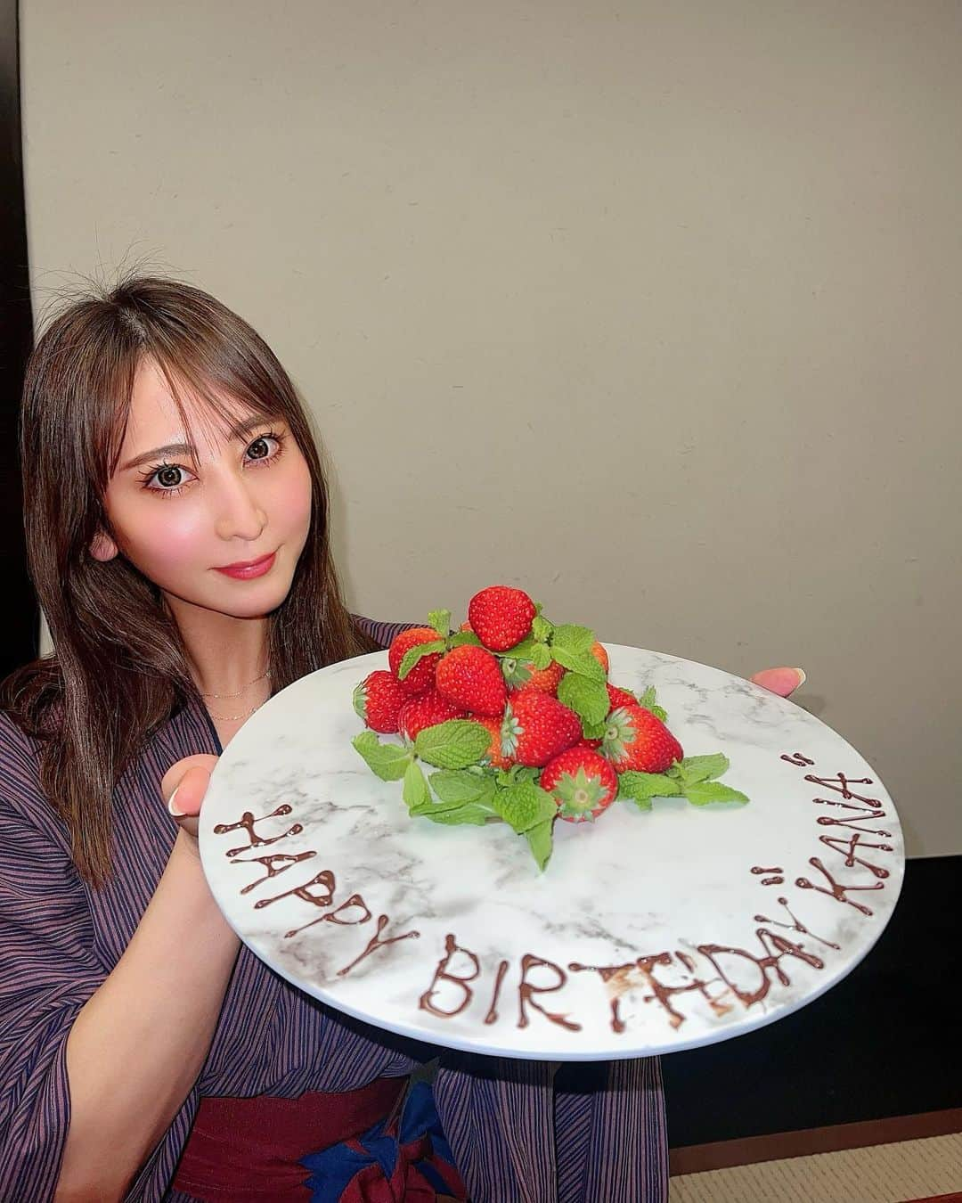 古都かなのインスタグラム：「my birthday🎂💕🍓 今年も幸せなお誕生日を 迎えられてhappy💖 36歳になりました👱🏼‍♀️ 若返りたいけど、毎年思う事… 今が1番楽しい🙌✨🥳  #mybirthday #5月22日 #happyday #happytime  #お祝いしてもらえて幸せ  #人生楽しもう #t͜͡h͜͡a͜͡n͜͡k͜͡y͜͡o͜͡u͜͡💖」