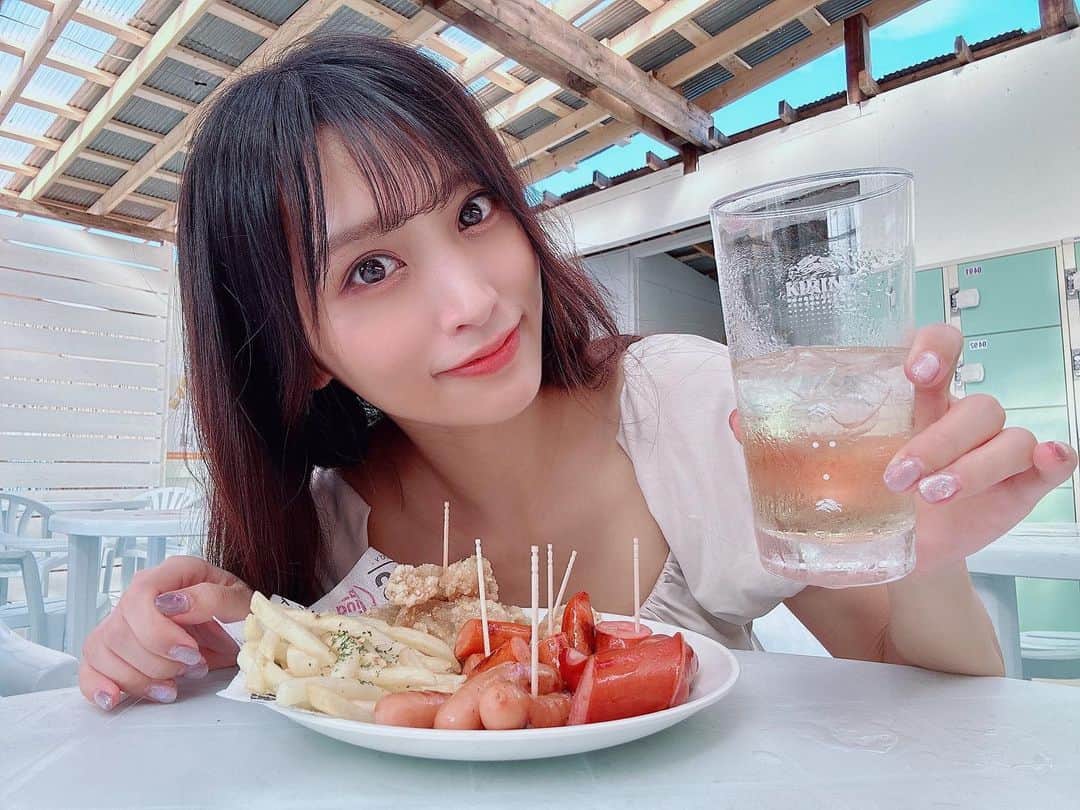 根岸愛のインスタグラム：「🏖✨🏖 . 夏してきました🥰 お酒に見えて ジンジャエール🍹 かんぱーい🥳 . #summer #beach #夏 #海 #海の家 から出ない女」