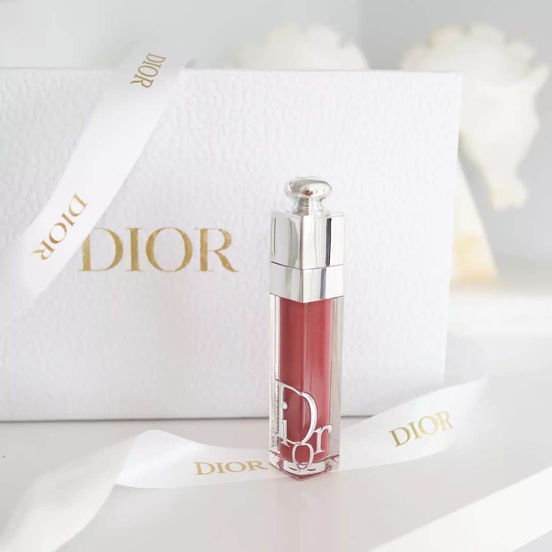 Eri Satoのインスタグラム：「【🎁present🎁】 · 💄Dior アディクトリップ マキシマイザー 027 インテンス フィグ · こないだご飯に行ったら 最後にサプライズでお祝いしてもらえて🥺🎂 その後そのまま伊勢丹に連れてってもらって 好きな色のマキシマイザーを選ばせてもらうという··· 素敵すぎませんか😢💞💞💞 郁子さーん( @ikko_ishikado )ありがとうございます😭 来年はお祝いさせて下さい🥰 ゆりちゃん( @lily112988 )もほーんとありがとう💓 他にも、お仕事一緒の仲間たちからいろいろお祝いしてもらえて とっても幸せです🍩 皆さんいつもありがとう💕 · · #dior#マキシマイザー#誕生日プレゼント#さとえりスタイリング」