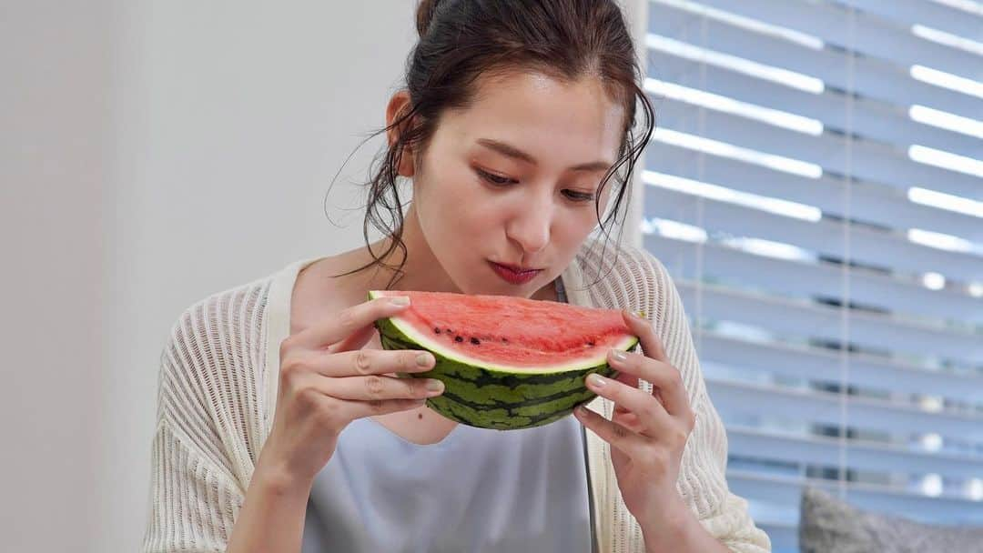 下京慶子のインスタグラム：「🩵 本日より、TikTokショートドラマ「鮫川姉妹」が配信開始👭  ひと足先に撮影中のオフショットをチラ見せ📸   監督は、皆さまお馴染み…？😏の純悪( @junaku_jp )山根和馬さん( @kazuma_yamane_sp )📹  テレビドラマ顔負けの本格TikTok撮影に挑戦してきました✨   雪見みとさん( @yukimi_mito )演じる妹と、あんなことやこんなことを話しています🤭   キュートでパワフルな妹と、クール？なおねえさんの、ドタバタ劇をお楽しみに🍀  ╋━━━━━━━ 　そしてなにやら、 　アメリカで話題のヘアケア家電が 　この夏、日本に上陸するらしい… 　　　　　　　　　━━━━━━━╋   「なりたいワタシを、叶えよう。」  #SharkBeauty #シャークビューティー #shark #なりたいワタシを叶えよう #鮫川姉妹」