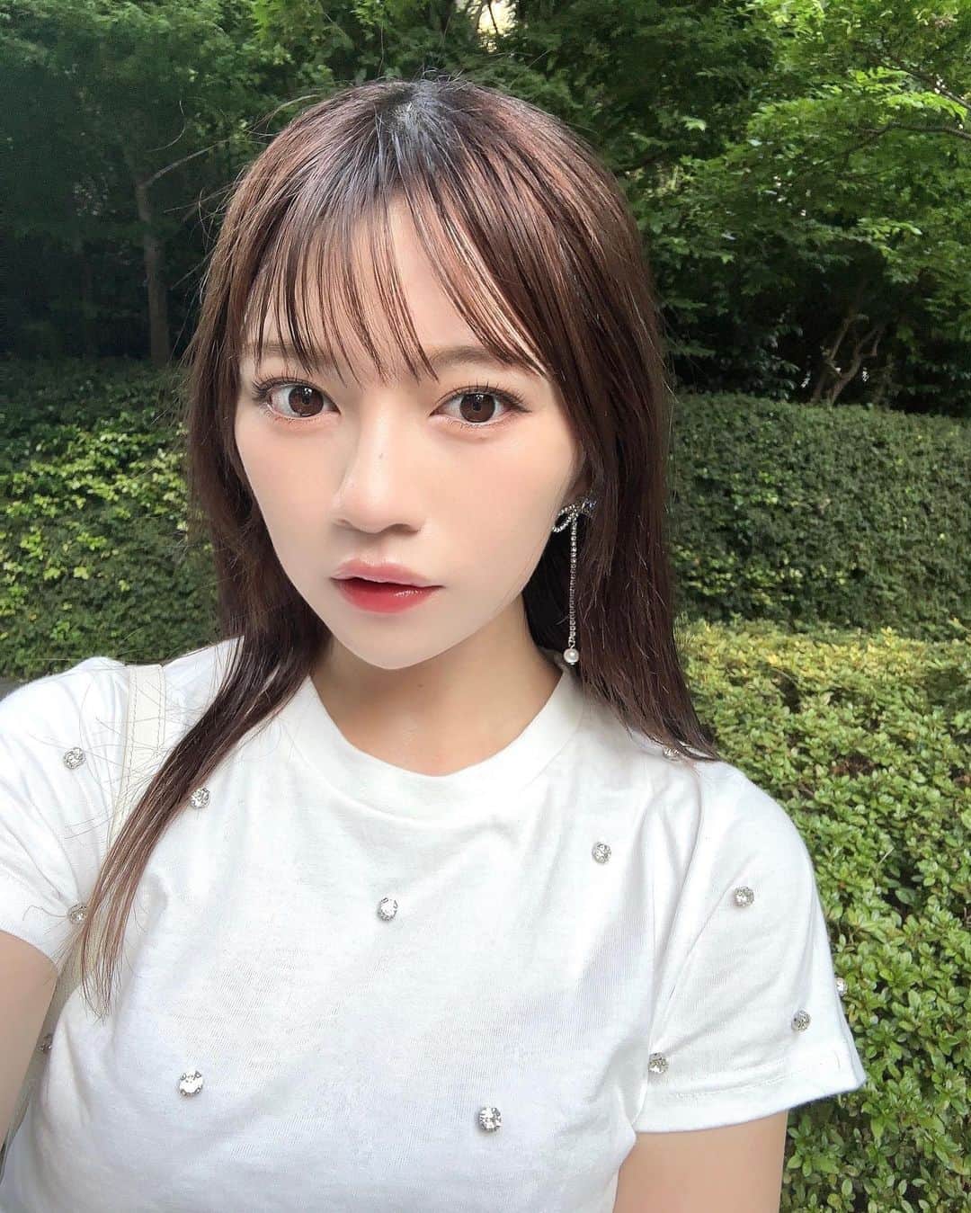 廣川奈々聖のインスタグラム：「🐰🌻 ⁡ 夏服かわいくて毎日たのしい._.❤︎ ⁡ ⁡ ⁡ あと最近買った #tirtir のグロス、今年買ったグロスの中でいちばんくらいに好きだった…😶‍🌫️超おすすめ、、 ⁡ ⁡ #epine #ストレートヘア #夏コーデ」