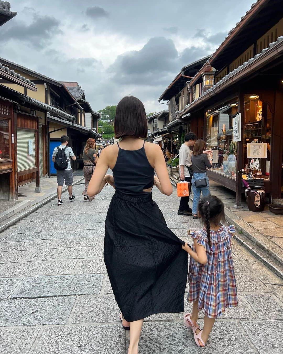 ayu kagawaさんのインスタグラム写真 - (ayu kagawaInstagram)「おめかししてdinnerへ🎂🍷 in Kyoto♡ ジャガードスカートが主役のコーディネート。 ホワイトと悩んだけど今回はBLACKに🖤 形がすごく可愛くて特別感があって大好き🫶  娘も @sansakae_petit のワンピースでおめかし🥰 息子はいつも通りがいいそうで🥹  京都は近いけど全然違う雰囲気で旅行気分が味わえて楽しかった🥳 街並みも素敵だわ♡  ご飯も美味しかった🥰 子供達はお土産屋さんに行くたびにママへのプレゼントを選んでくれるし🥺 かなり塩対応な嫁なのに😇昔から変わらず考えてくれる主人にも感謝👨‍👩‍👧‍👦  #kyoto #familytrip  #bowa#ボウエー #sansakaepetit  #tinycottons」7月10日 20時31分 - ayuyunyun