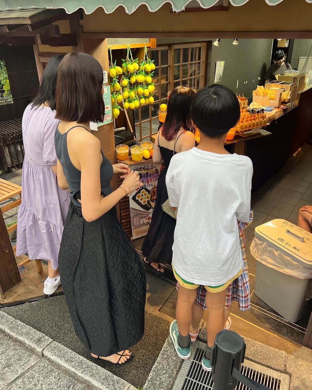 ayu kagawaさんのインスタグラム写真 - (ayu kagawaInstagram)「おめかししてdinnerへ🎂🍷 in Kyoto♡ ジャガードスカートが主役のコーディネート。 ホワイトと悩んだけど今回はBLACKに🖤 形がすごく可愛くて特別感があって大好き🫶  娘も @sansakae_petit のワンピースでおめかし🥰 息子はいつも通りがいいそうで🥹  京都は近いけど全然違う雰囲気で旅行気分が味わえて楽しかった🥳 街並みも素敵だわ♡  ご飯も美味しかった🥰 子供達はお土産屋さんに行くたびにママへのプレゼントを選んでくれるし🥺 かなり塩対応な嫁なのに😇昔から変わらず考えてくれる主人にも感謝👨‍👩‍👧‍👦  #kyoto #familytrip  #bowa#ボウエー #sansakaepetit  #tinycottons」7月10日 20時31分 - ayuyunyun