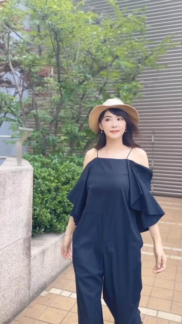 勝木友香のインスタグラム：「3月に一目惚れして買ってしまい、 夏を今か今かと待ってた サロペット♪  背中が大胆に開いてるのも 海辺やリゾートならアリ？！  なんて♡  背中空きバージョンは、 ちょっと前に紹介してるので気になる方はそちらを♪  👗　#gallardagalante   夏服の数と、夏の日数が合わないから慌てていろんな服を着なきゃです　笑  #heritanovum  #サロペット　#サロペットコーデ　#サロペットパンツ  #バックシャン　 #大人可愛い　#大人可愛いコーデ　#オトナ可愛いコーデ　#オトナ可愛い」