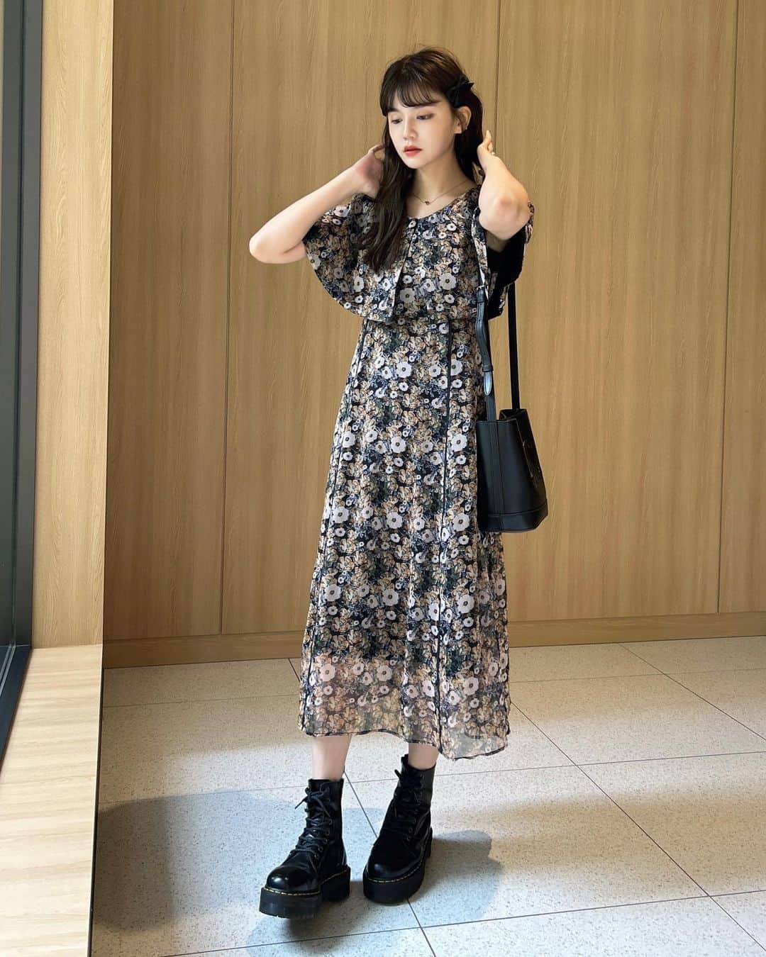 村田倫子さんのインスタグラム写真 - (村田倫子Instagram)「🥐が大きい…(そしてｵｲｼｶｯﾀ  今日はクリムトみたいな柄に 一目惚れしてつくった ワンピースを着ました。  ぐるりケープ襟が クラシカルでお気に入りです。 (二の腕もカバーしてくれる🥹 オケージョンにもよいかも。  7月19日に発売されます💭」7月10日 20時30分 - rinco1023
