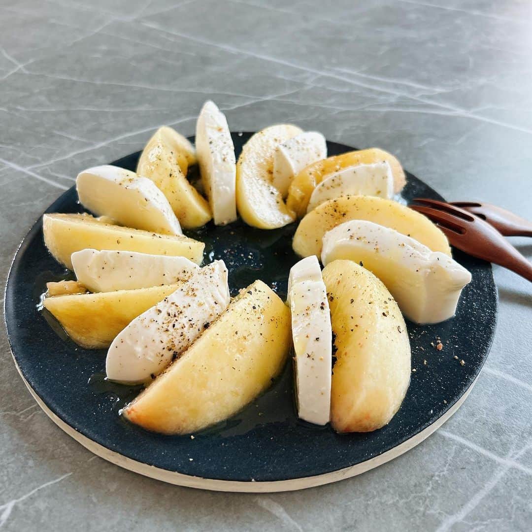 相楽伊織さんのインスタグラム写真 - (相楽伊織Instagram)「🍑。.。 夏ですねぇ。  #桃 の食べ方はこれがテッパン #モモモッツァレラ」7月10日 18時59分 - _iorisagara264_