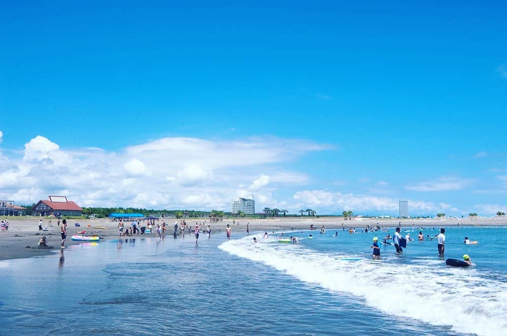 フェニックス・シーガイア・リゾートさんのインスタグラム写真 - (フェニックス・シーガイア・リゾートInstagram)「いよいよ海水浴シーズン到来！！ シーガイアスタッフがおすすめする宮崎県内の海水浴スポットをご案内します🏖 夏休みの思い出に！ロケーション抜群のビーチで夏のバカンスをお楽しみください。  ------------------------------------------------------------------- ●pic.1 サンビーチ 一ツ葉（宮崎市） ラグゼ 一ツ葉から徒歩約10分の場所にある「サンビーチ 一ツ葉」は宮崎県内唯一の人工ビーチです。お腹がすいたらThe BEACH BURGER HOUSEで美味しいハンバーガーを食べよう♪  ●pic.2 青島海水浴場（宮崎市） 快水浴場百選に選定されたビーチ。AOSHIMA BEACH PARKや青島神社が近くにあり、周りには素敵なカフェもあるのでカップルや家族の方々にもお勧めです。  ●pic.3 栄松ビーチ・キャンプ場（日南市） 正面に孤島を臨む遠浅で透明度抜群のエメラルドグリーンの海。スキューバダイビングなどのマリンスポーツの拠点としても知られています。気軽にシュノーケリングやシーカヤックが楽しめるのも魅力です。 -------------------------------------------------------------------  シーガイアの夏休み情報はプロフィールリンクよりご確認ください🏝  #シーガイア #シェラトングランデオーシャンリゾート #リゾートなひととき #ビーチリゾート宮崎 #海 #ビーチ #海水浴場 #海水浴 #シーガイアのマイクロツーリズム #シーガイアの夏休み #夏休み旅行 #宮崎旅行」7月10日 19時00分 - seagaia_official